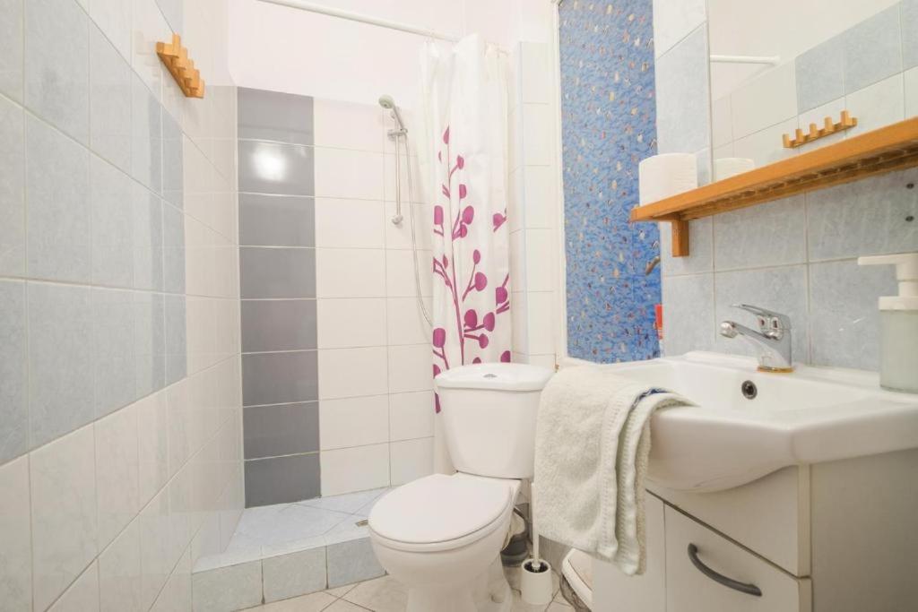 Twin Room with City View - Photo 6