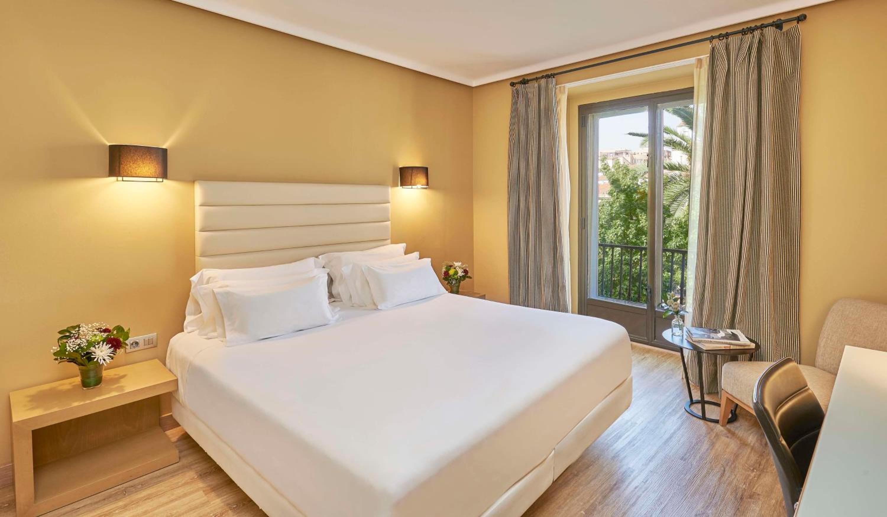 Superior Double or Twin Room with View - Photo 3