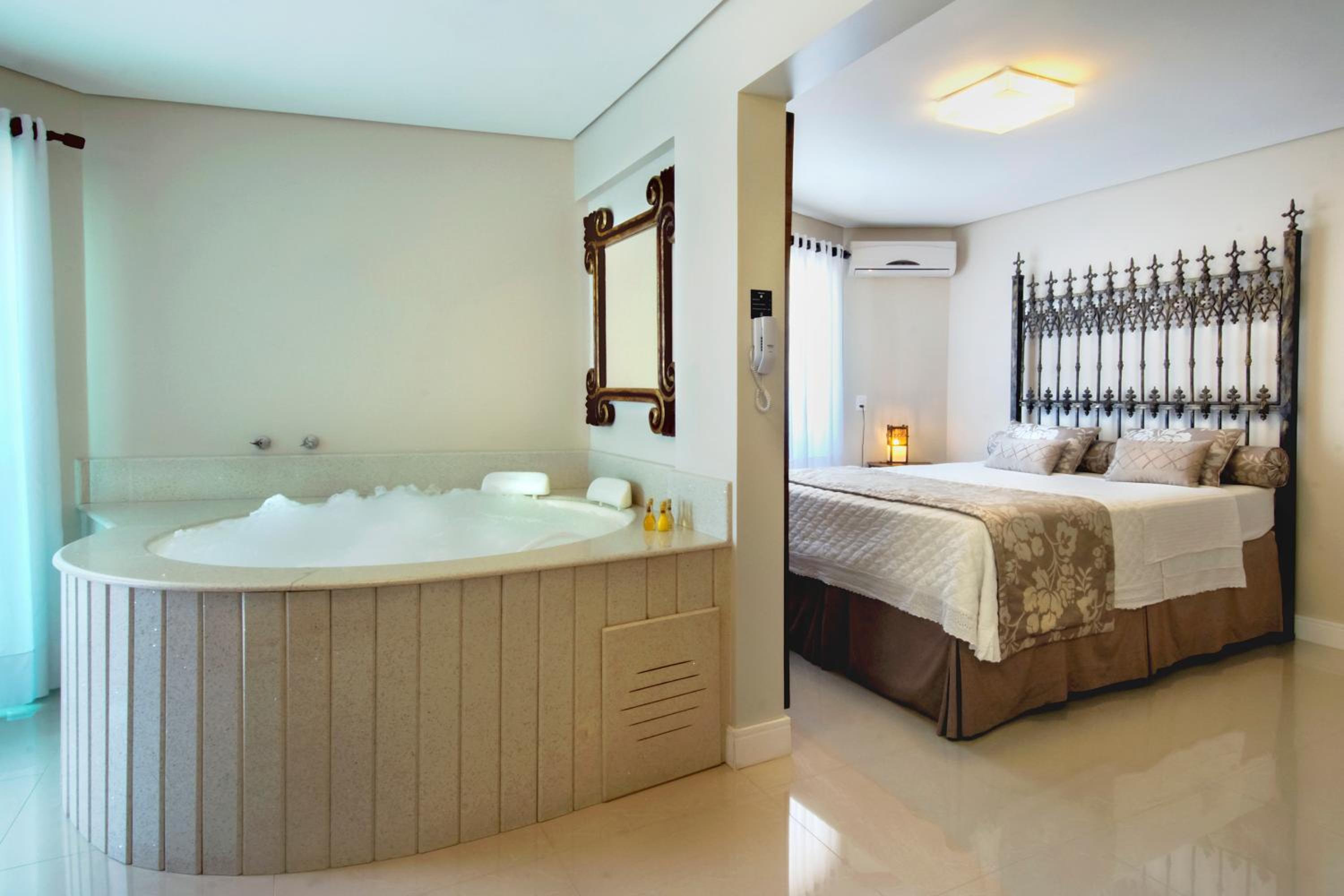 Suite with Hot Tub photo 1