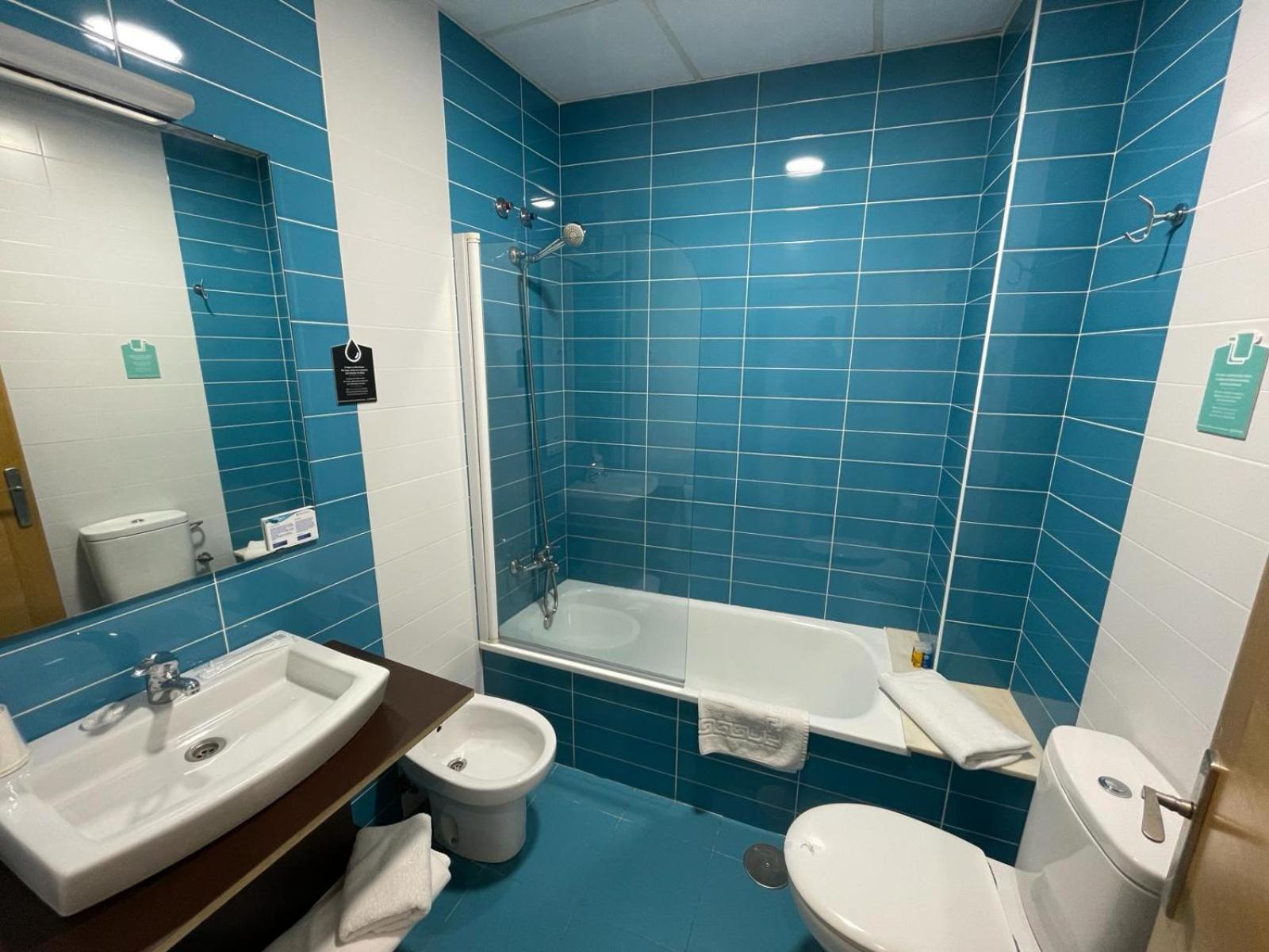 Standard Twin Room with Sea View photo 2
