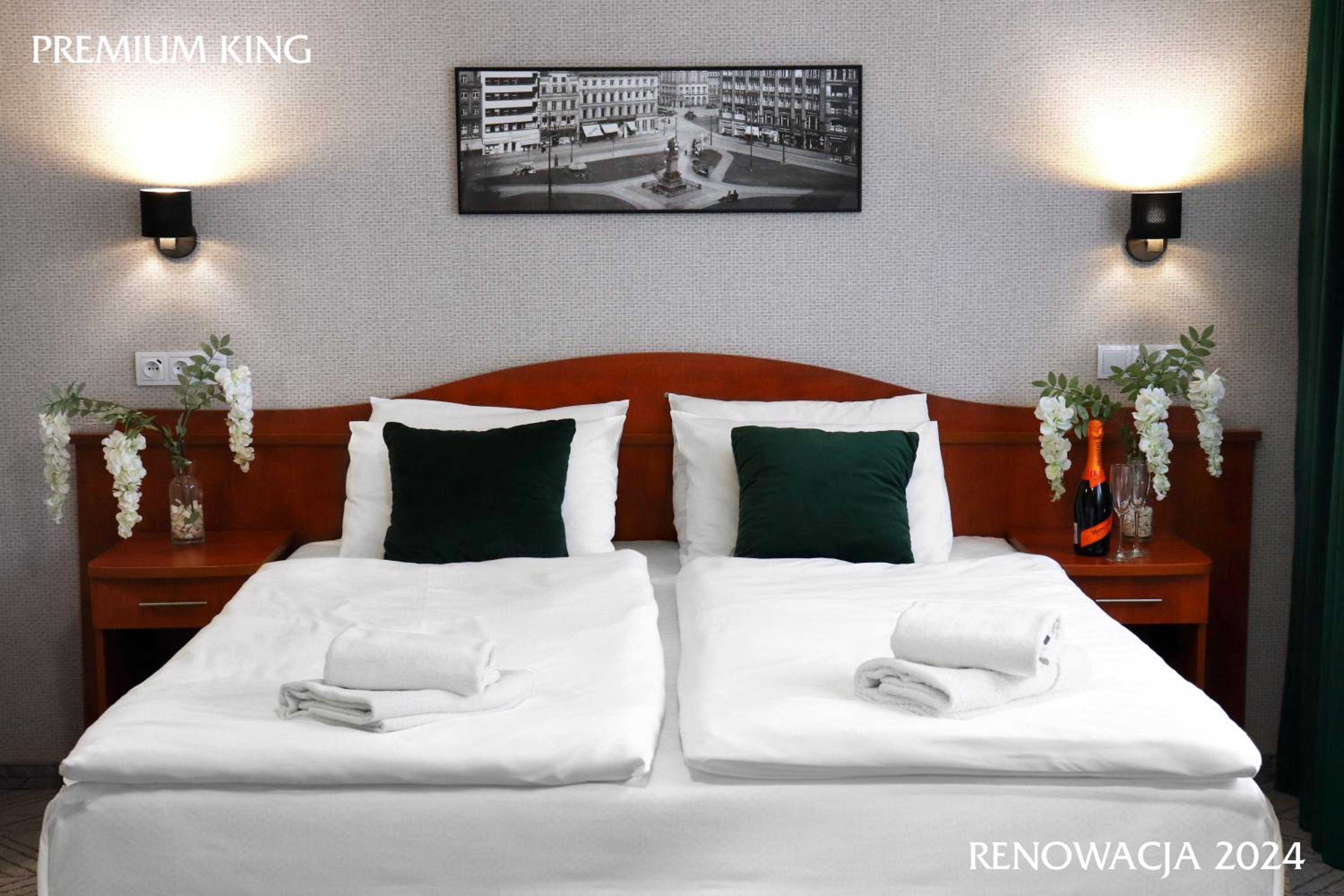 Deluxe King Room - Photo 2