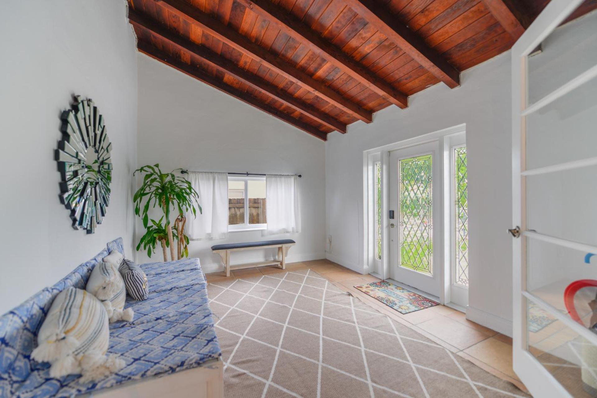 Three-Bedroom House photo 3