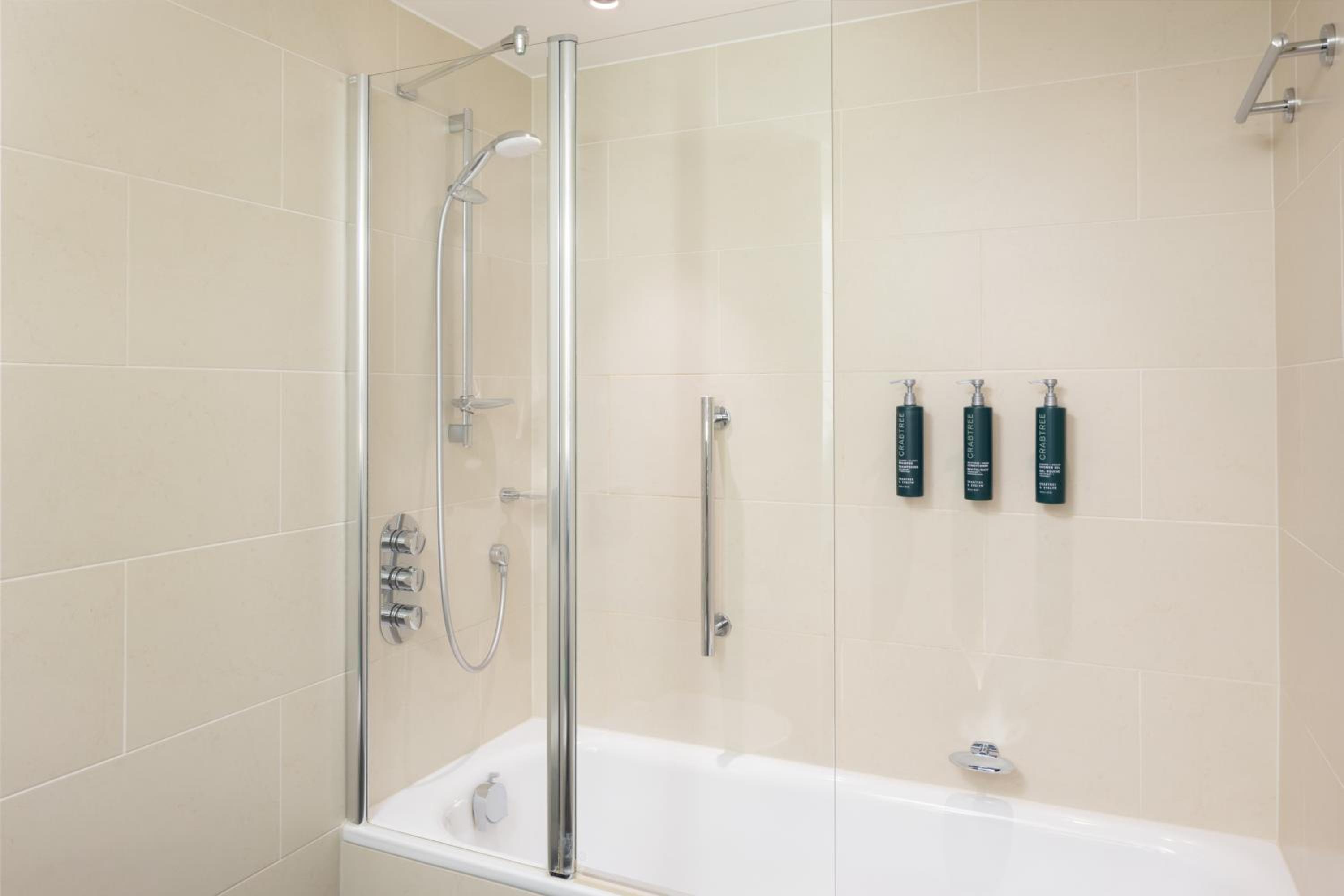 Deluxe King Room - Photo 9