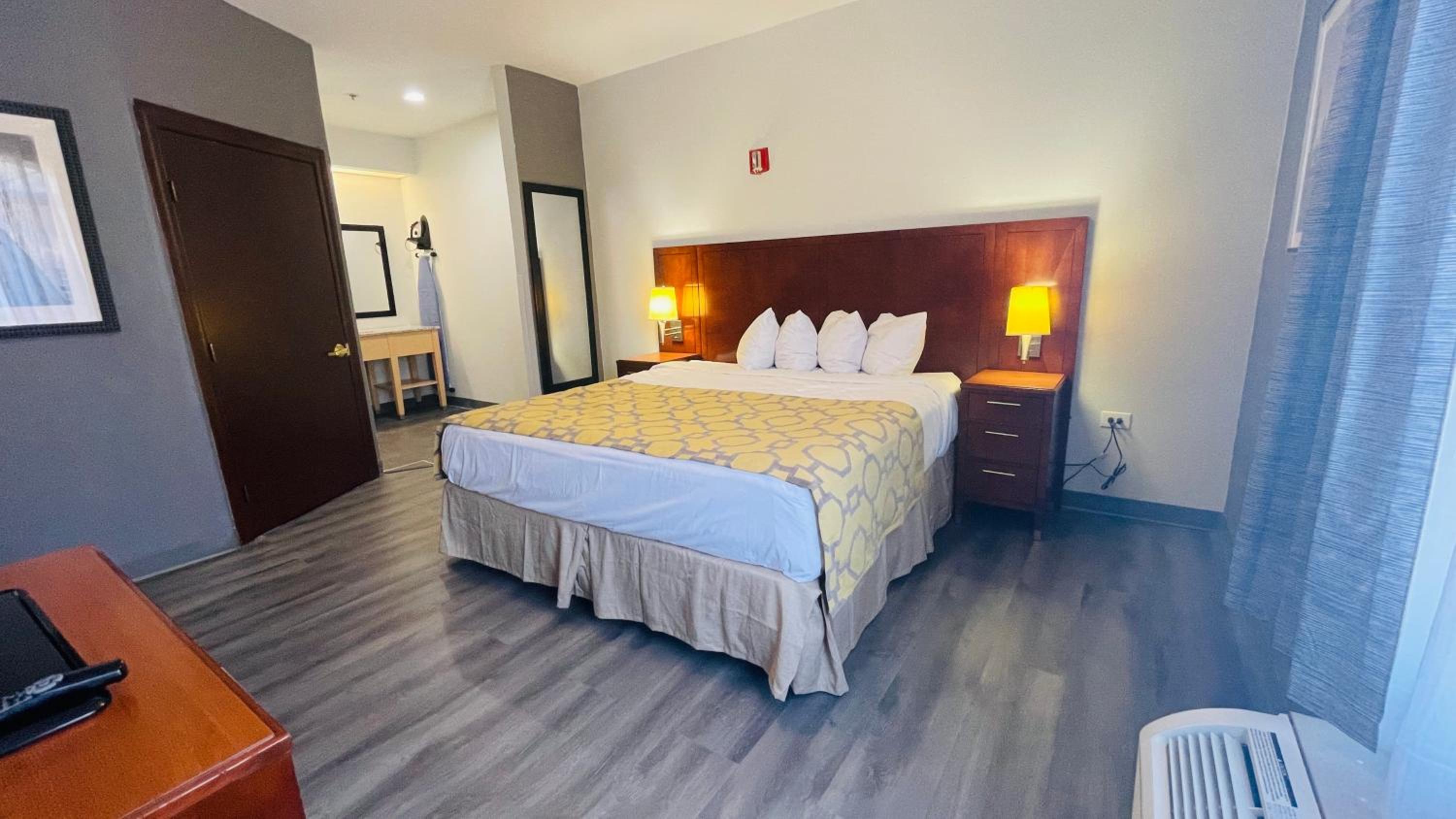King Suite - Non-Smoking - Photo 3