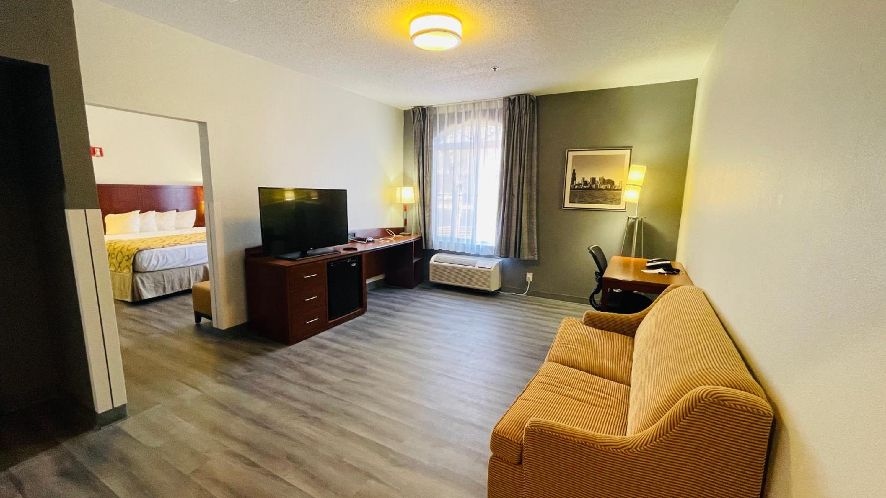 King Suite - Non-Smoking - Photo 2
