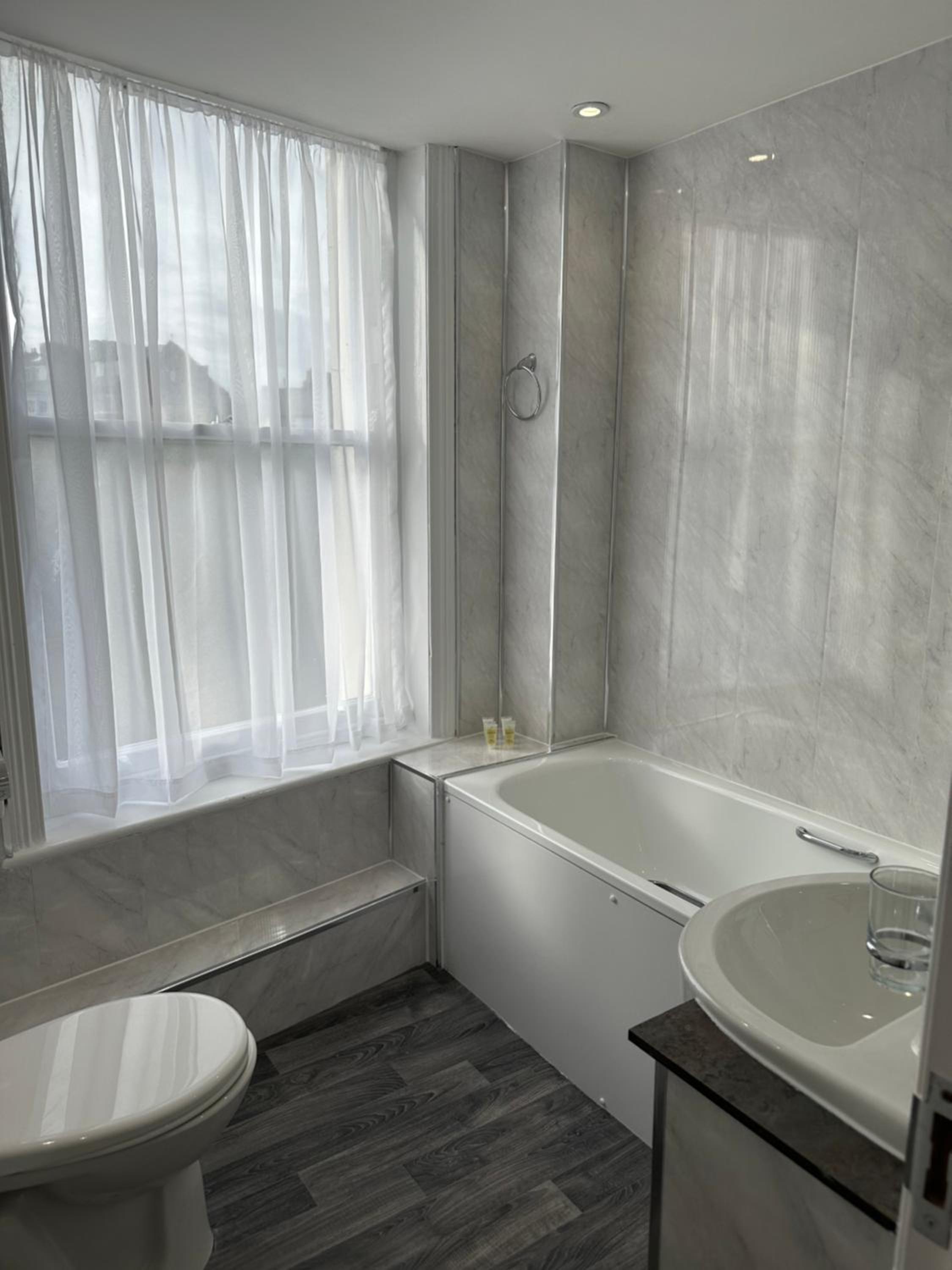 Twin Room - Photo 4