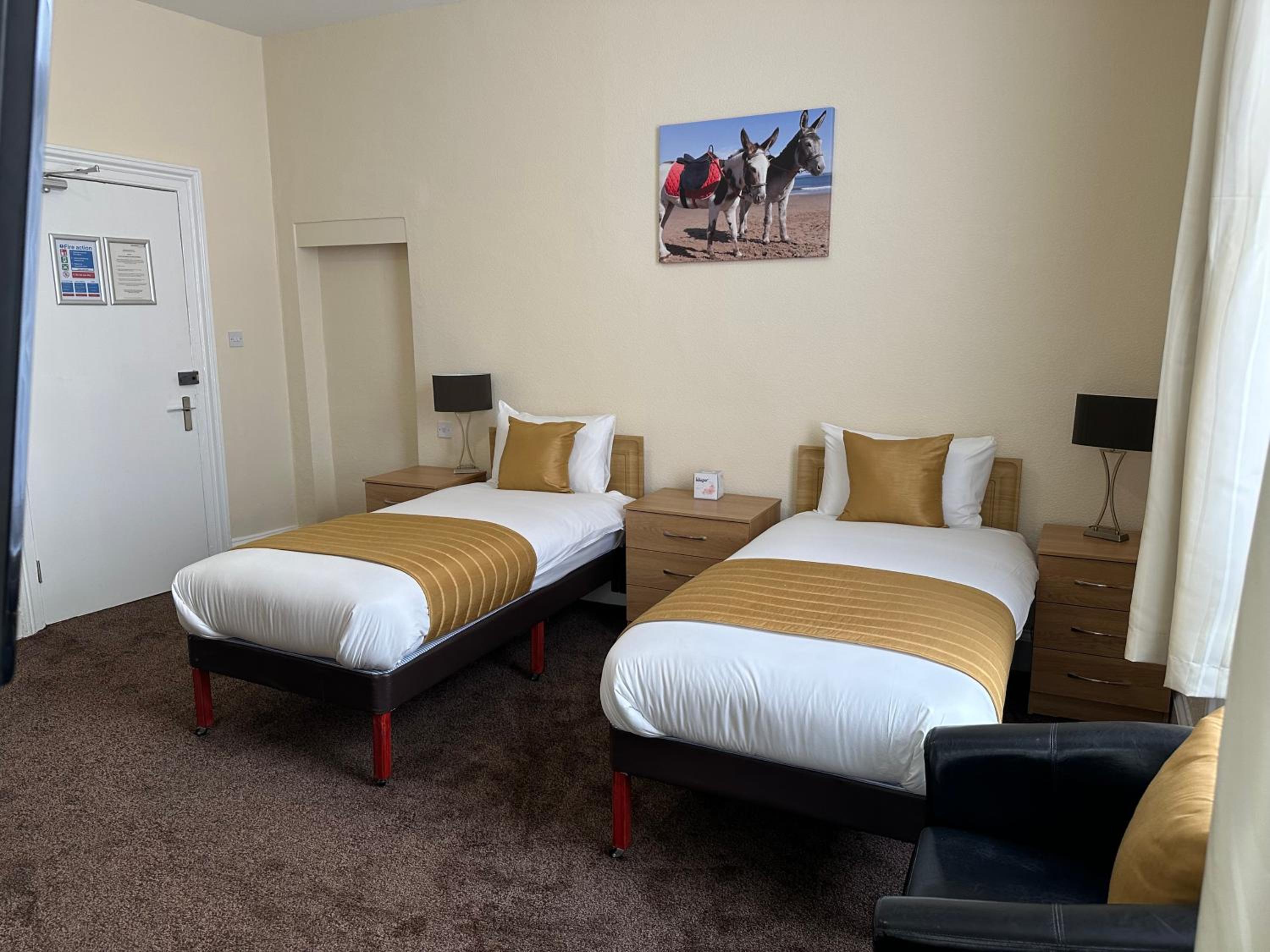 Twin Room - Photo 2