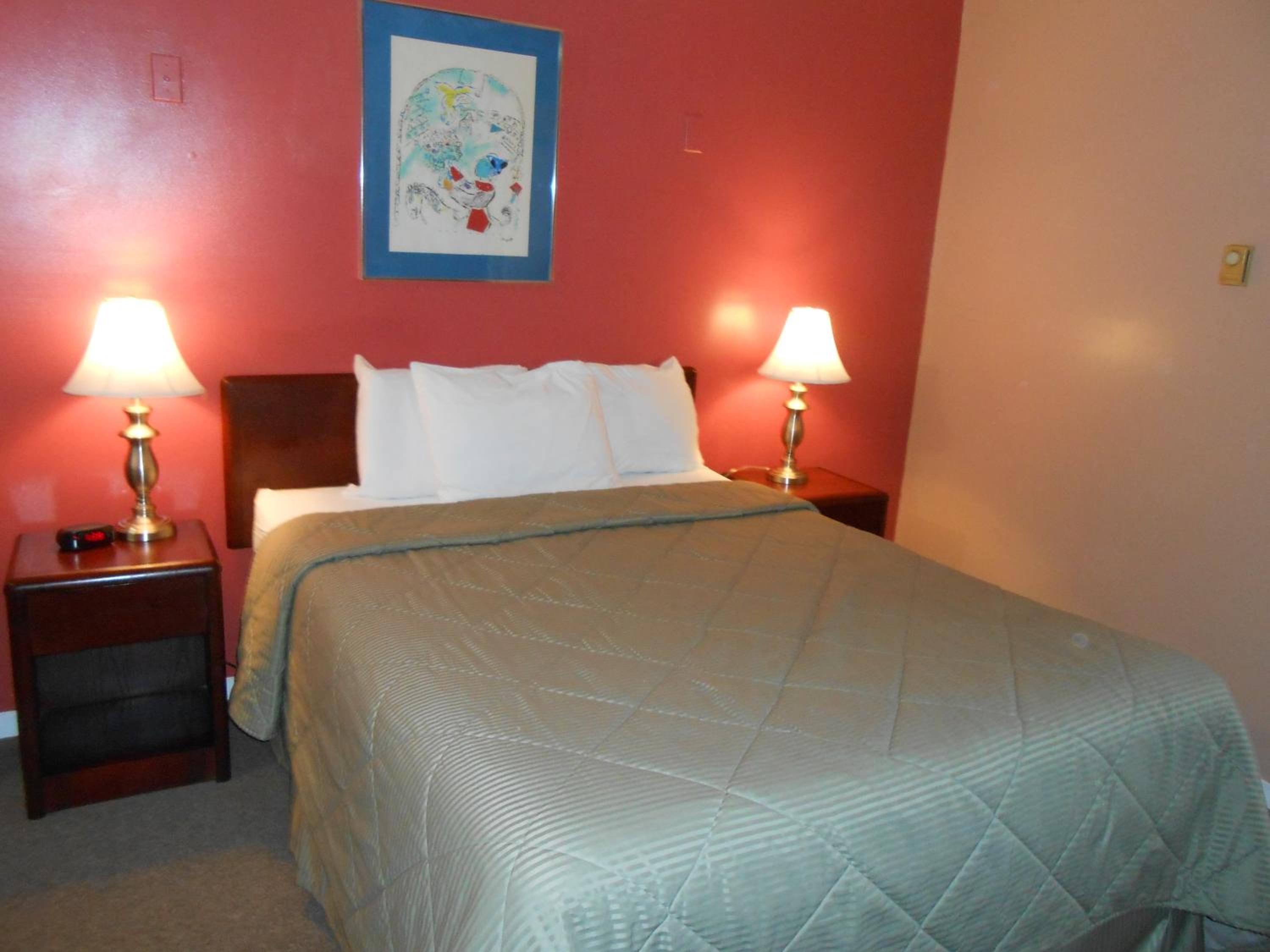 Queen Room photo 2