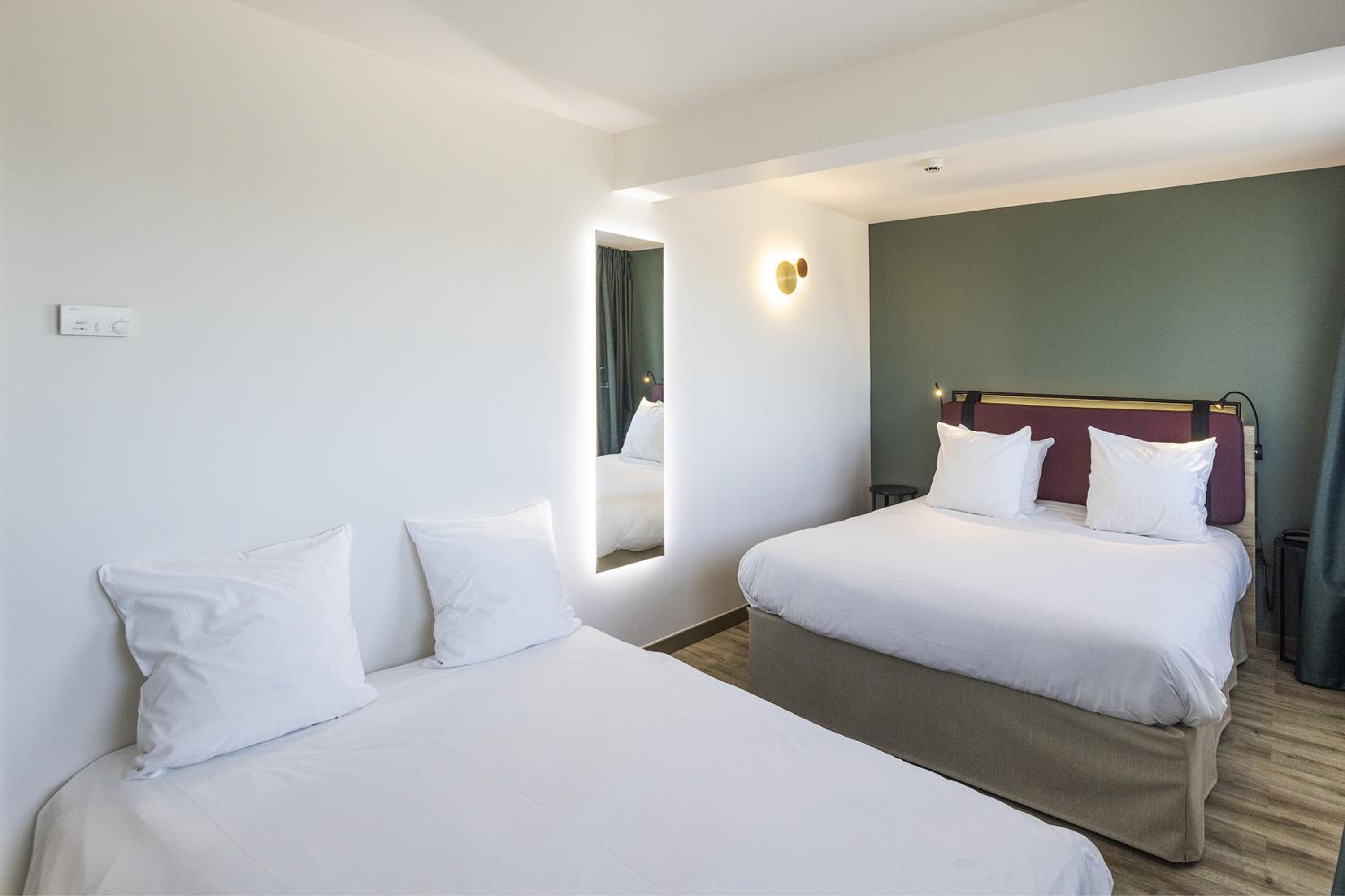 Room with One Double Bed and One Double Sofa Bed - Photo 5