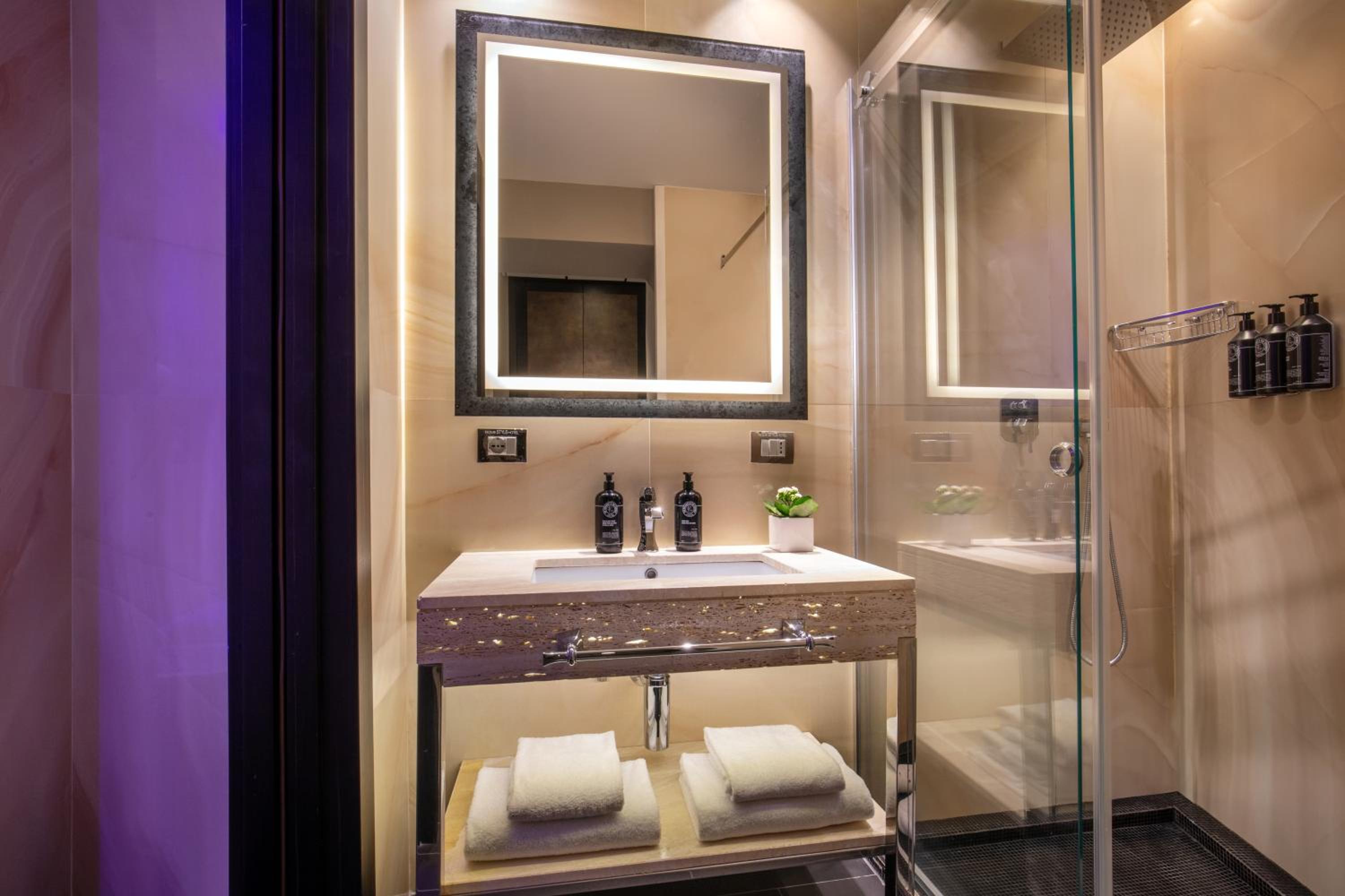 Superior Double or Twin Room photo 3