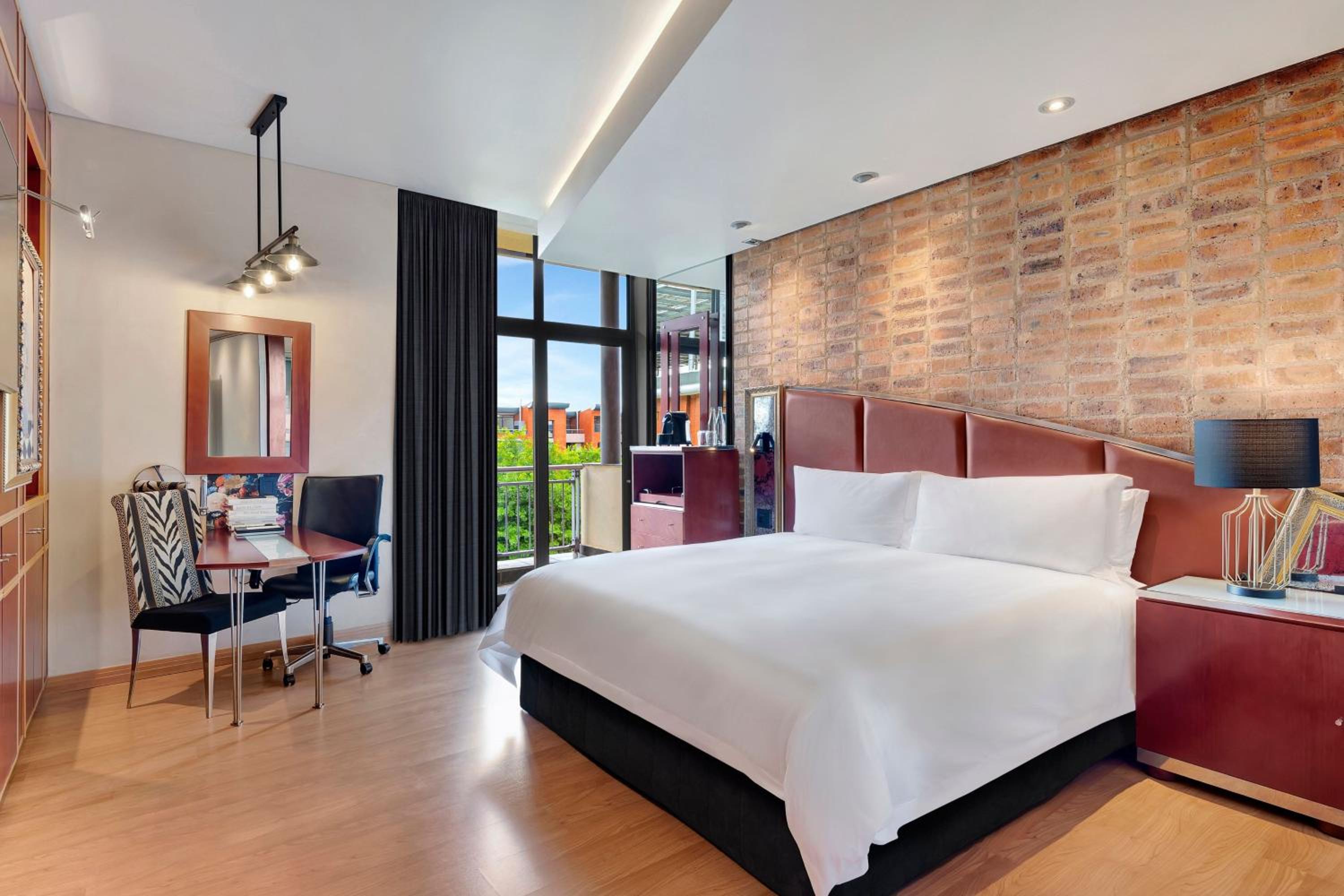 Deluxe Guest Room , 1 King - Photo 1