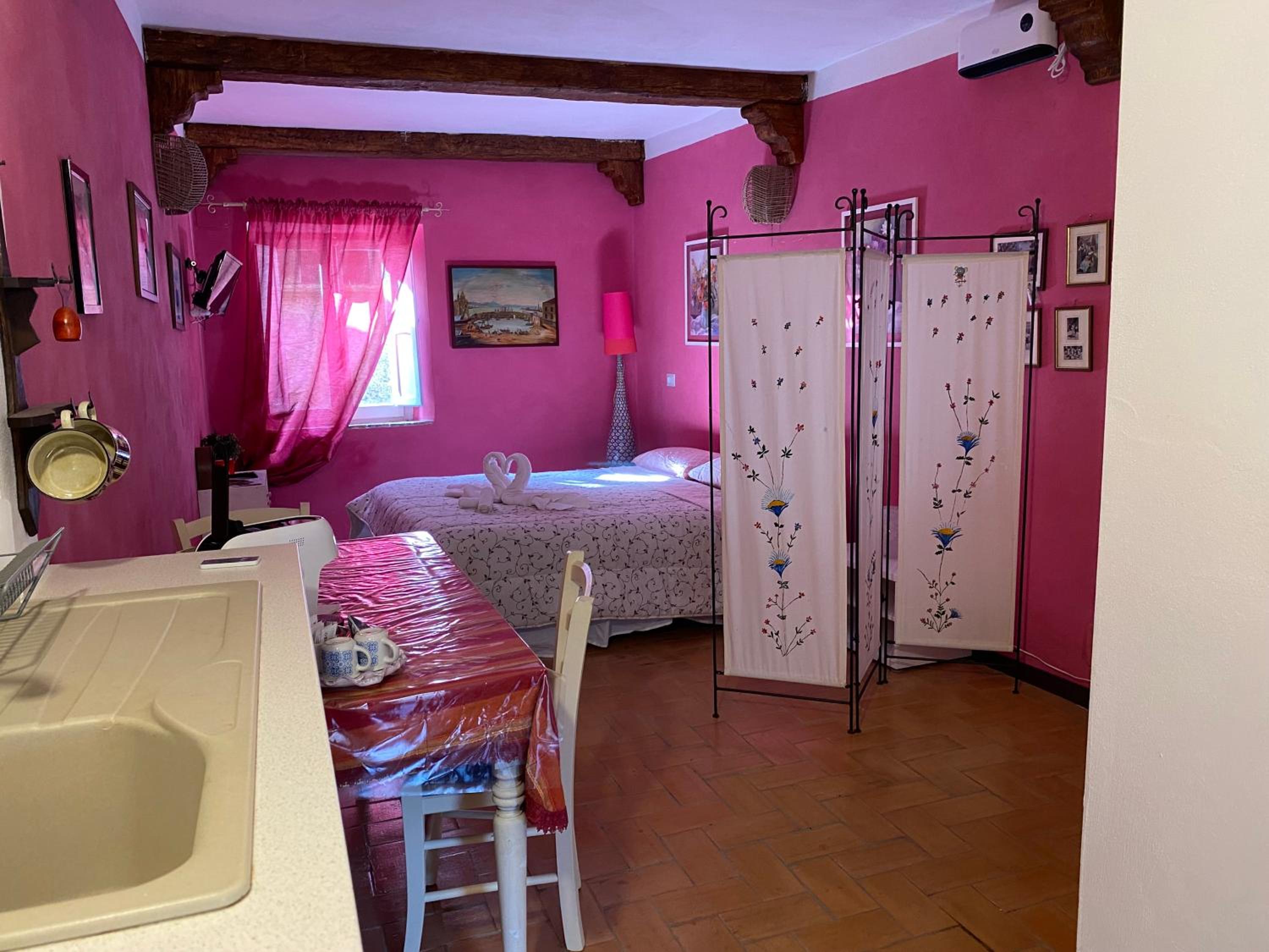 One-Bedroom Apartment - Photo 1