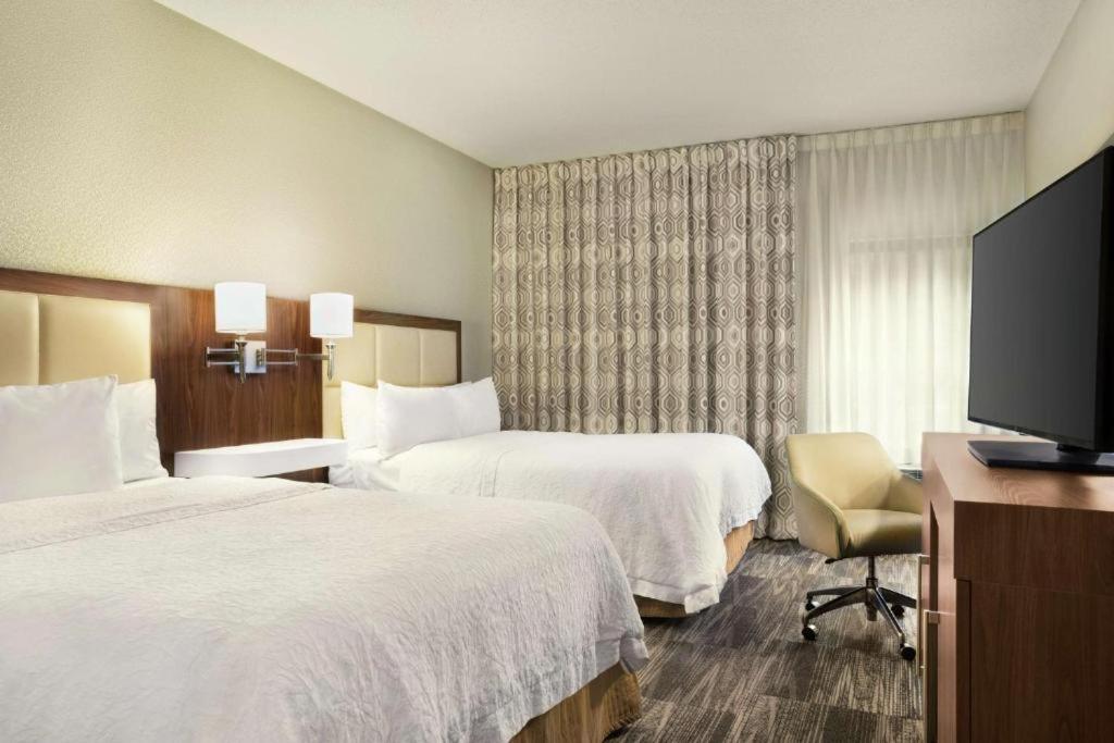 Room with Two Queen Beds - Non-Smoking - Photo 4