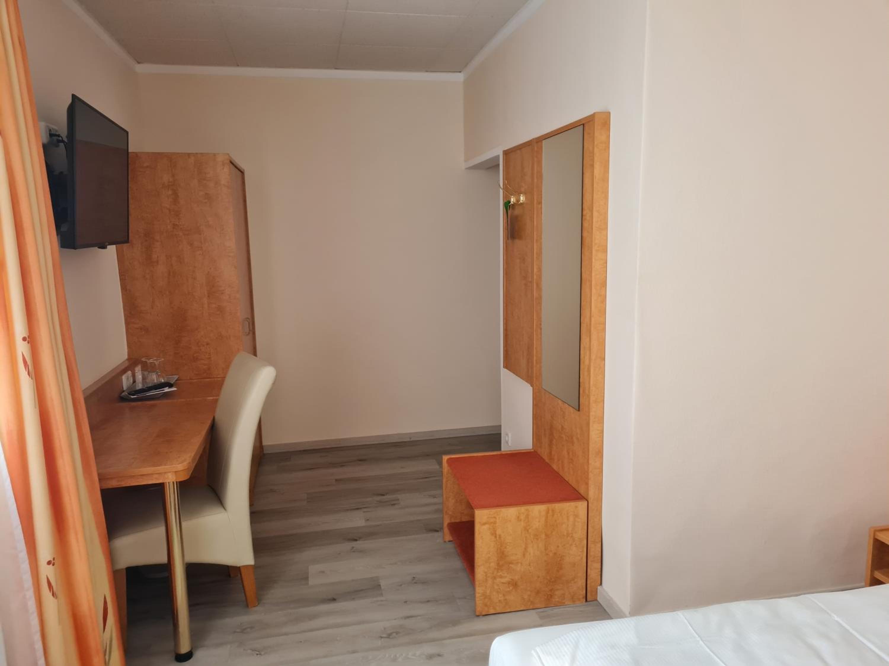 Double Room - Photo 8
