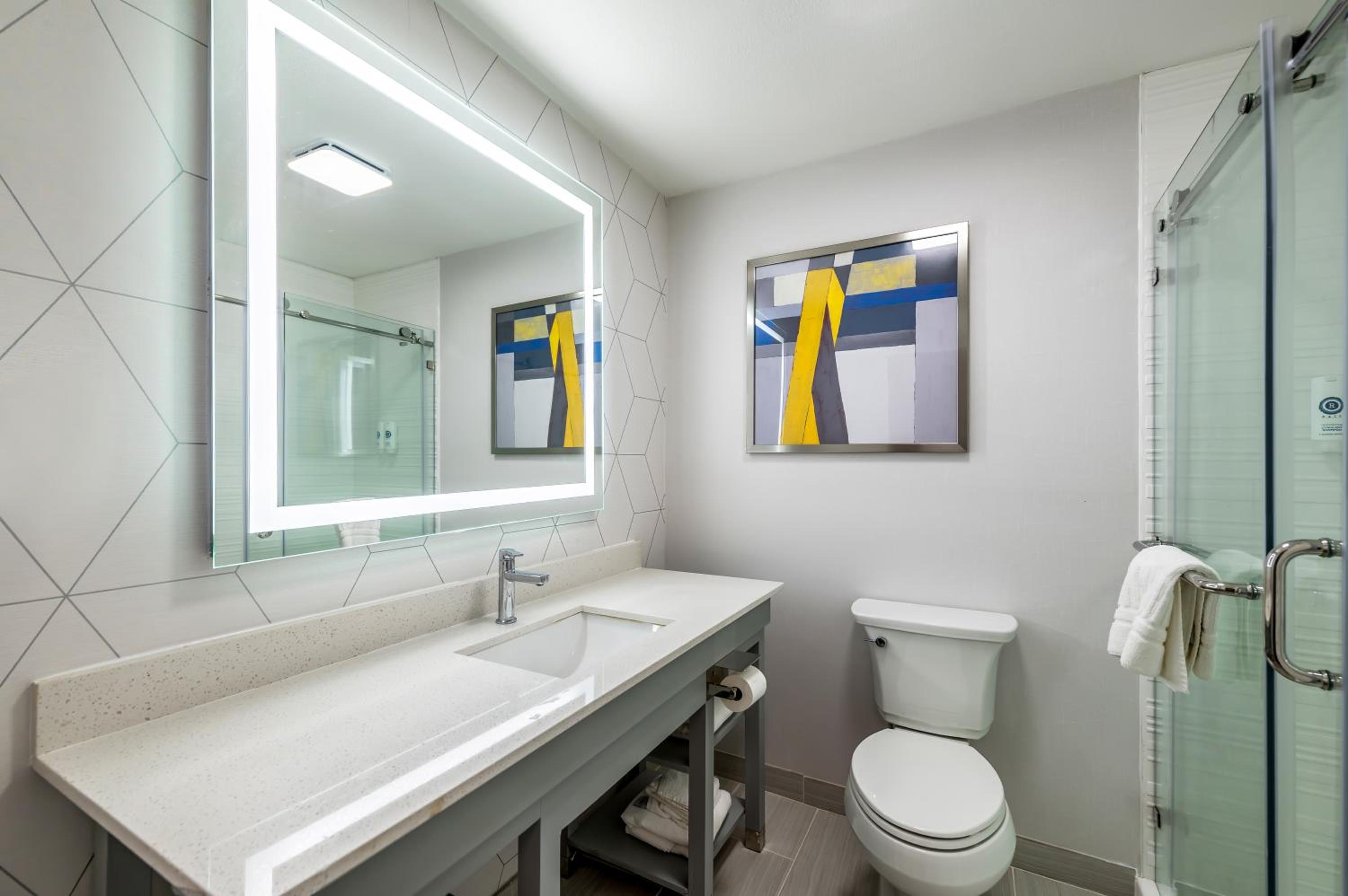 King Suite - Non-Smoking - Photo 3