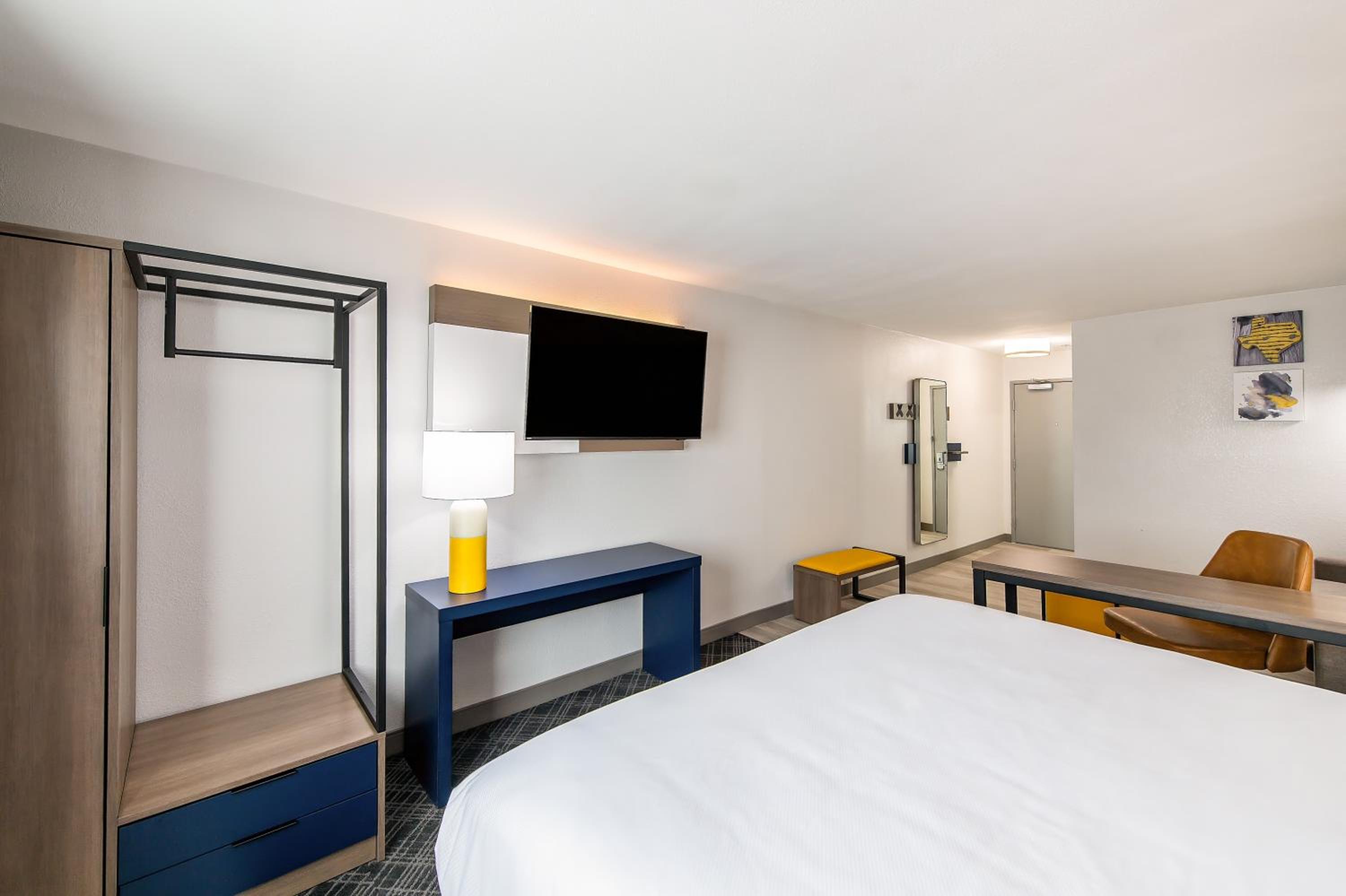 King Suite - Non-Smoking - Photo 2