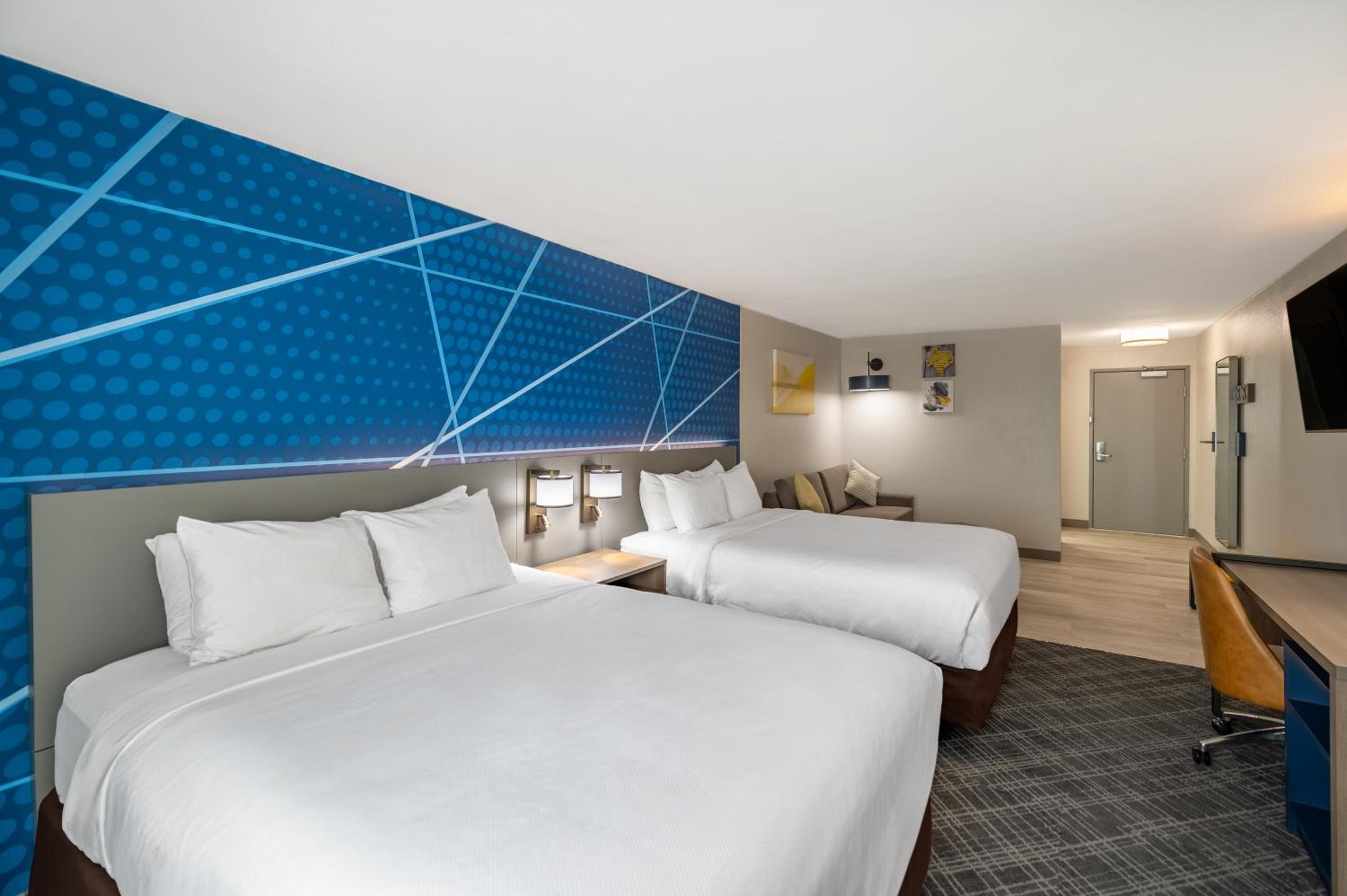 Queen Suite with Two Queen Beds - Non-Smoking - Photo 9