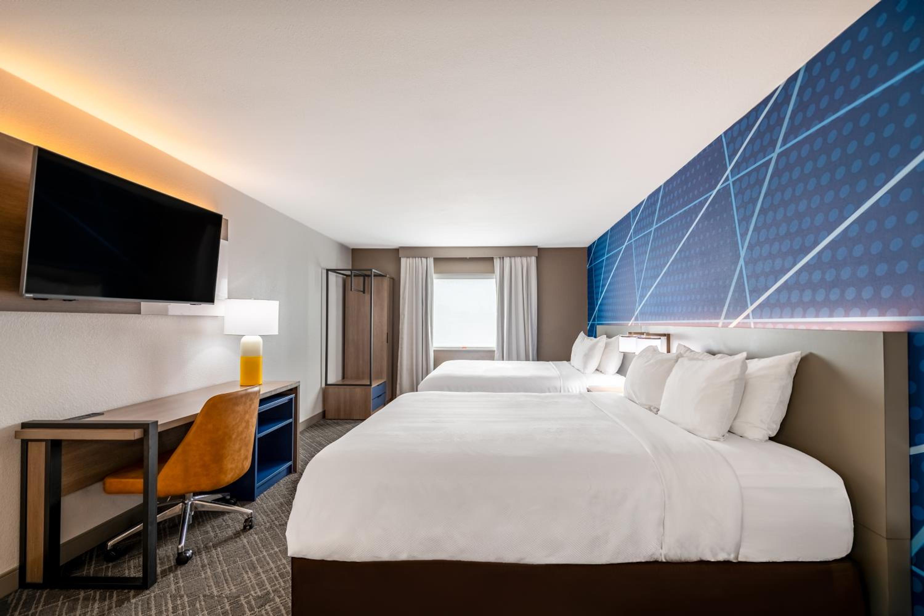 Queen Suite with Two Queen Beds - Non-Smoking - Photo 8