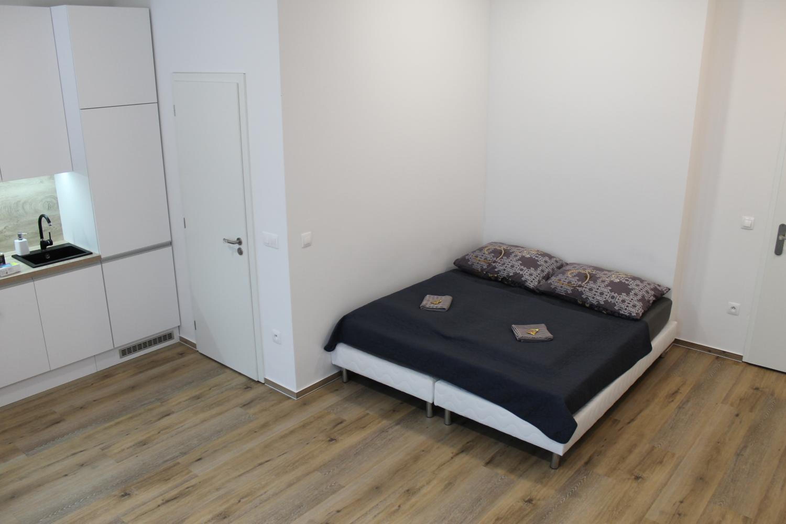 One-Bedroom Apartment photo 1
