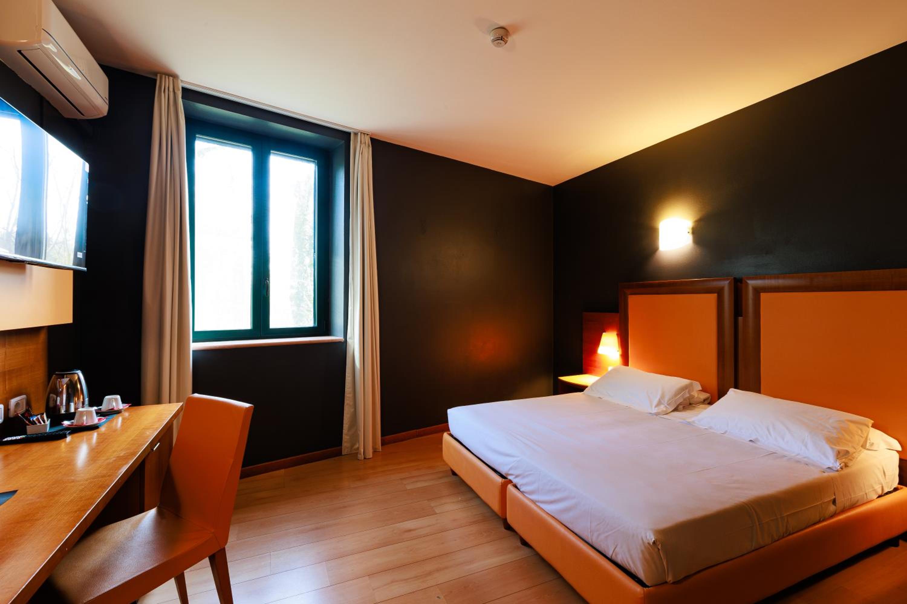 Double or Twin Room - Photo 4