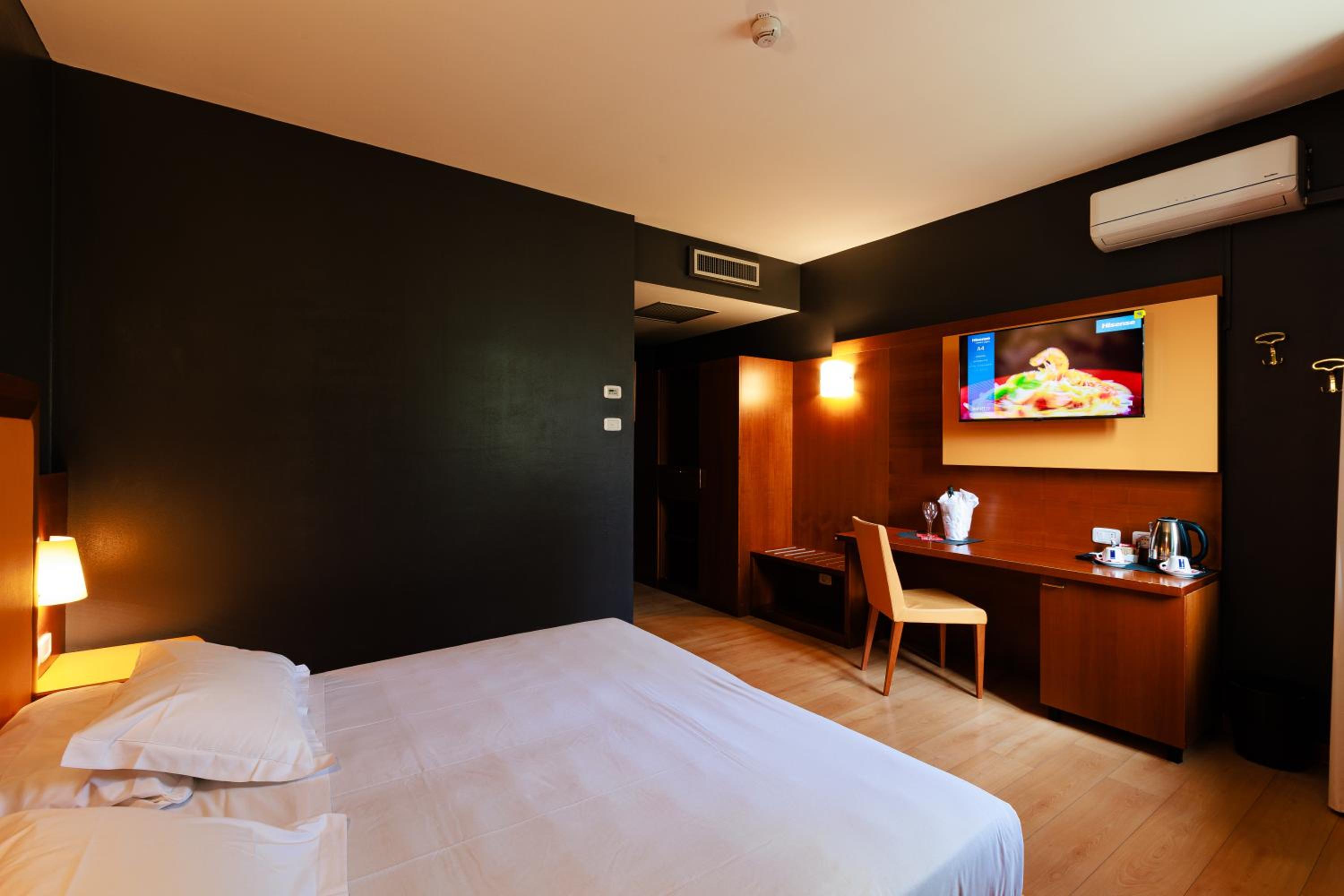 Double or Twin Room - Photo 3