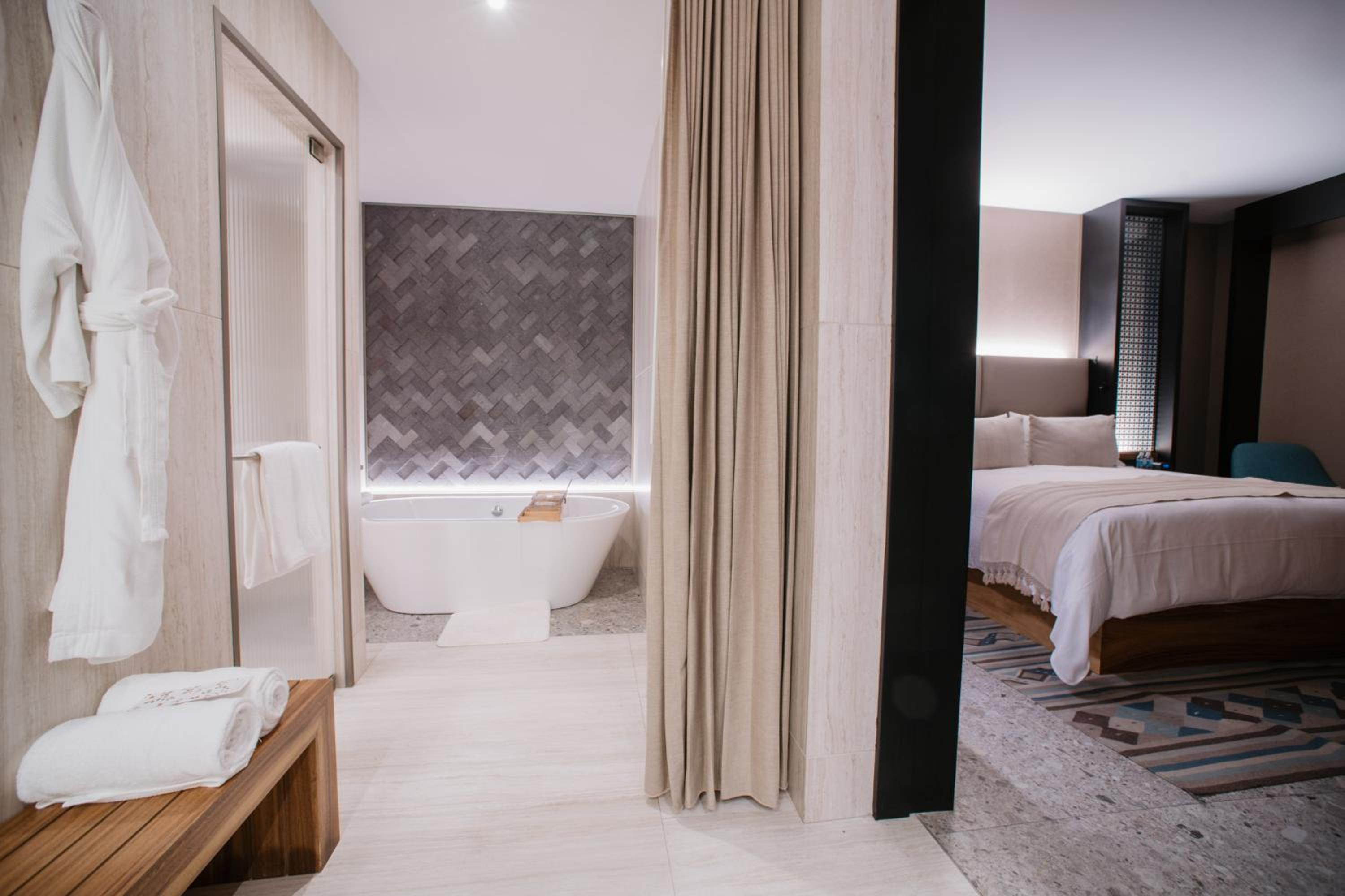 Master Suite, 1 King - Photo 2