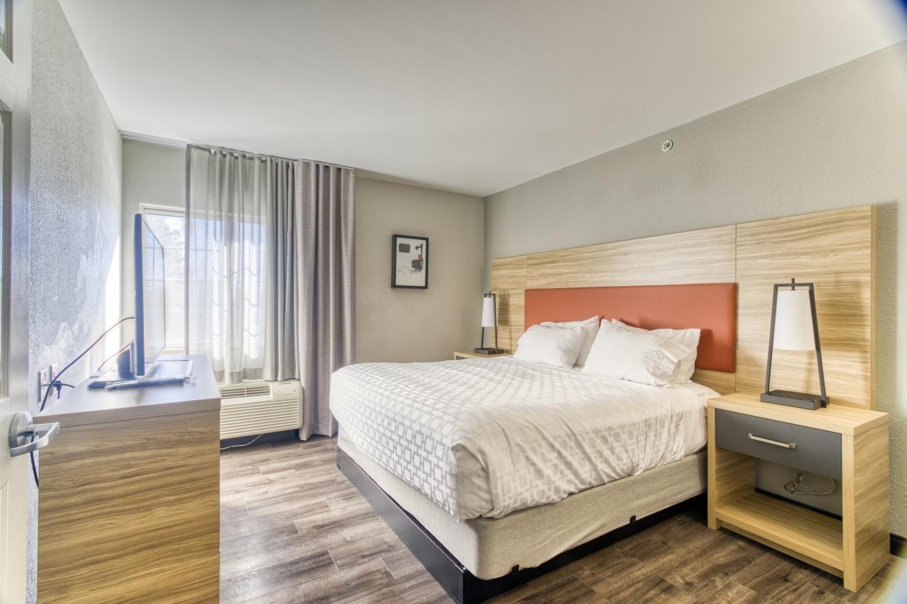One-Bedroom King Suite with Sofa Bed - Photo 3