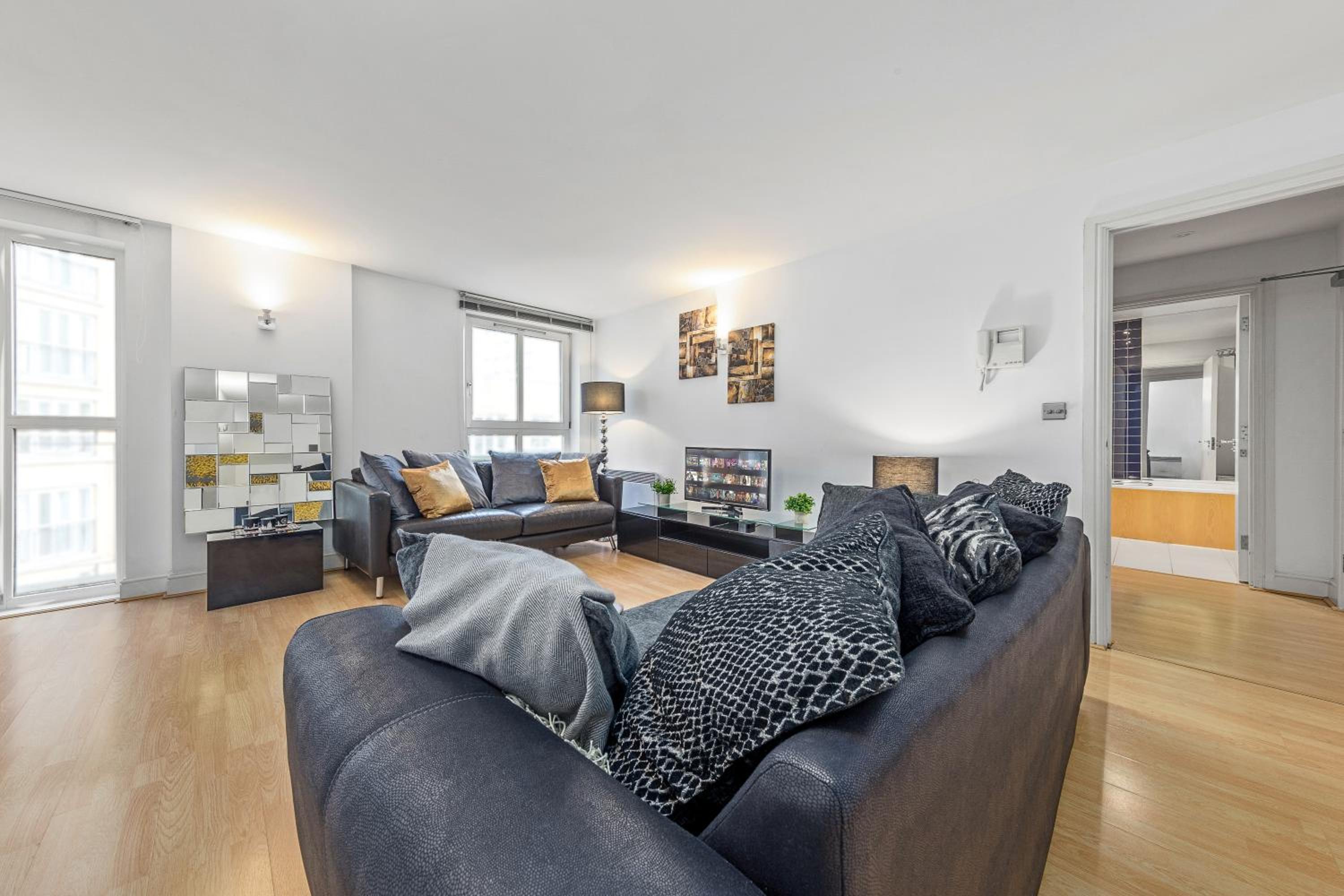 One-Bedroom Apartment photo 2