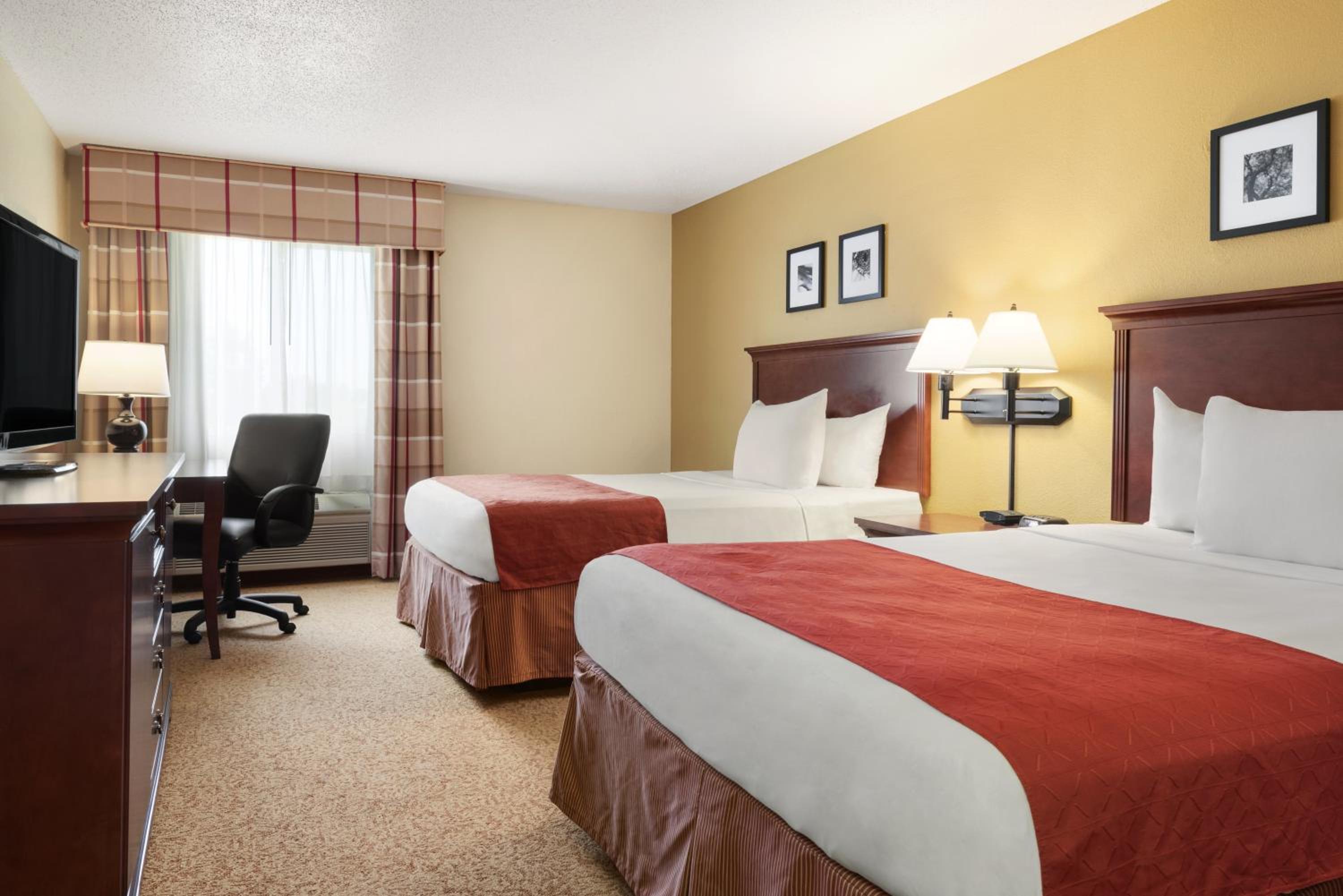 Queen Room with Two Queen Beds - Photo 3