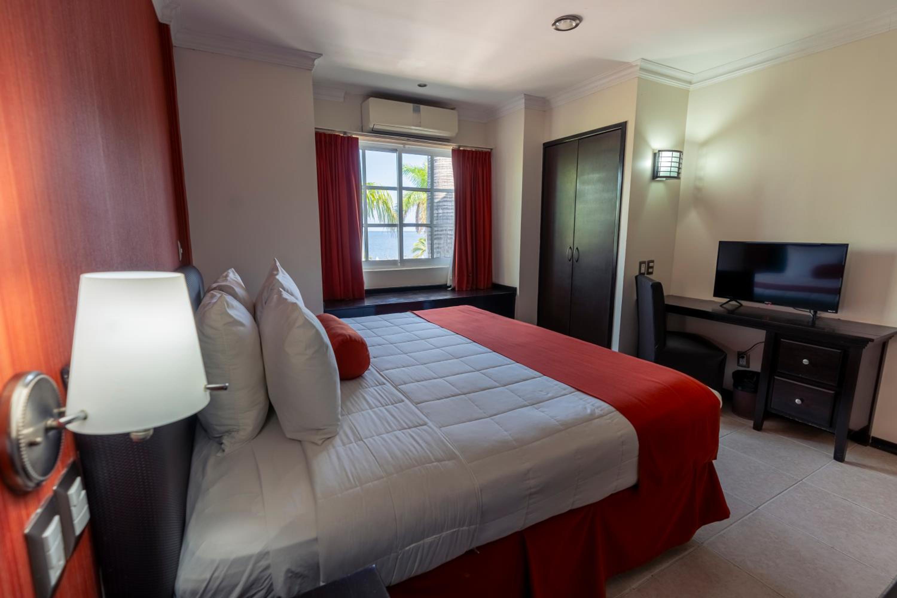 Deluxe Junior Suite - Photo 5