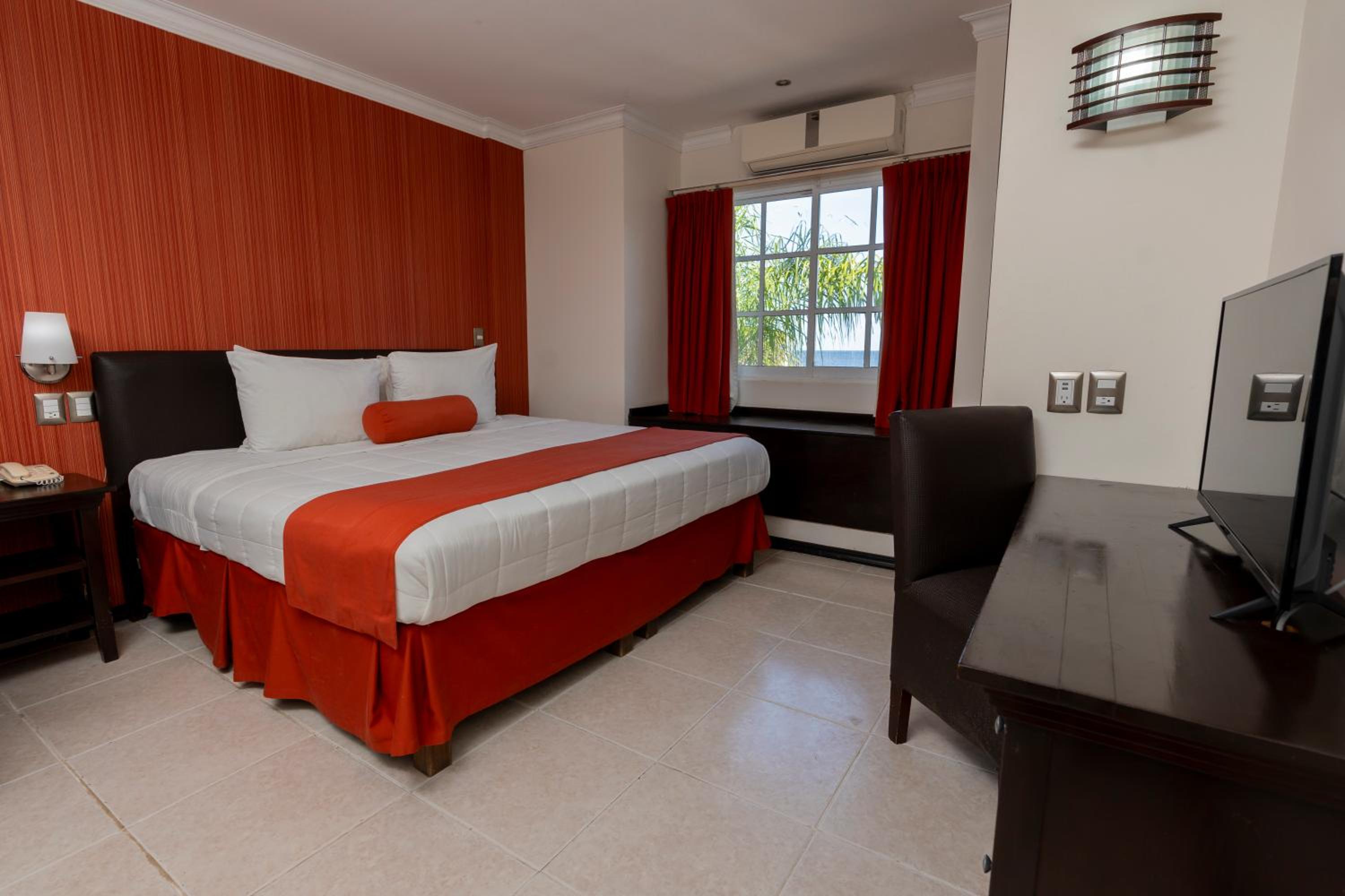 Deluxe Junior Suite - Photo 1