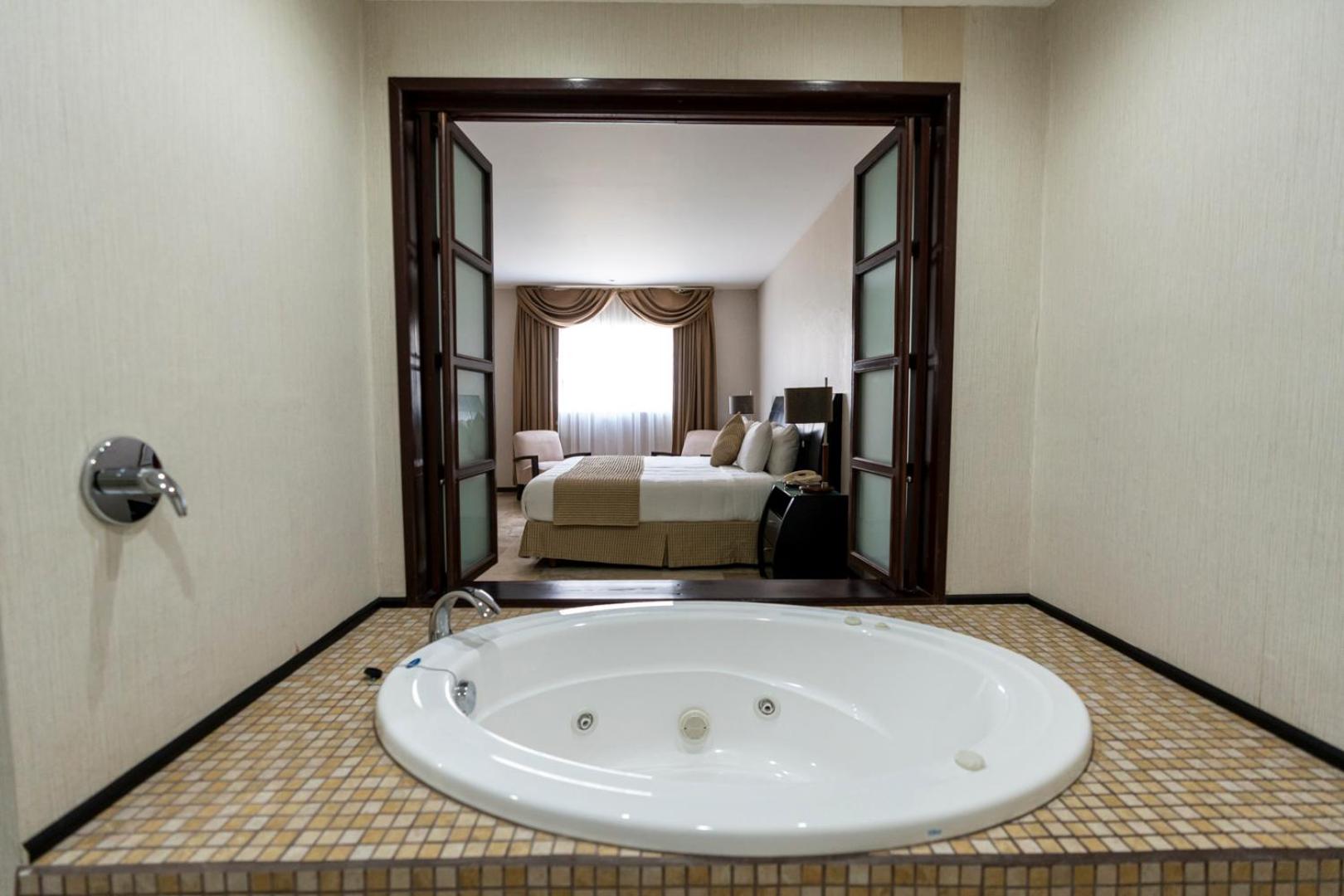One-Bedroom Suite - Photo 7