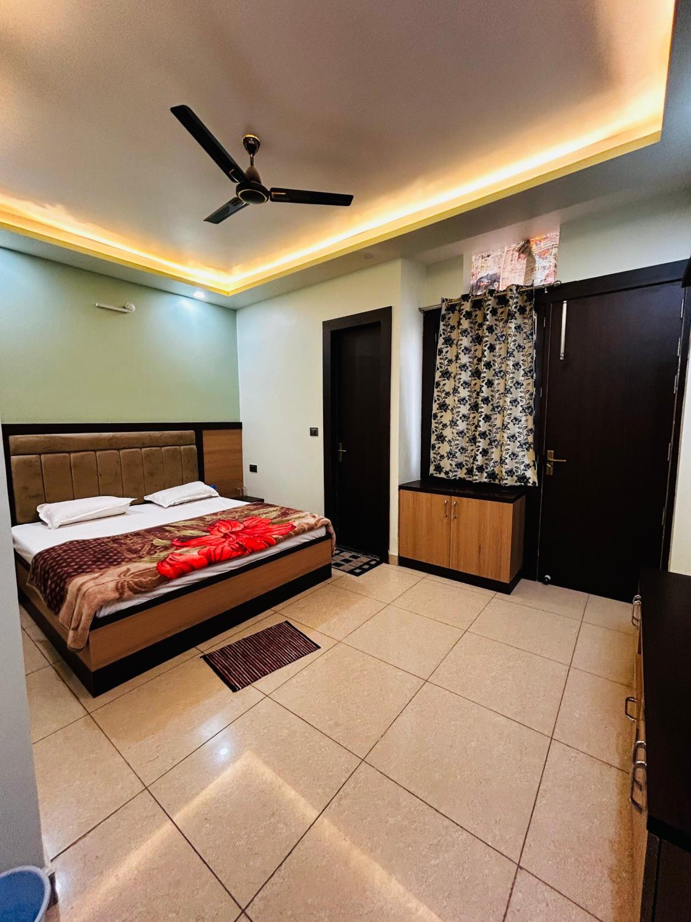 Family Room with Balcony photo 3
