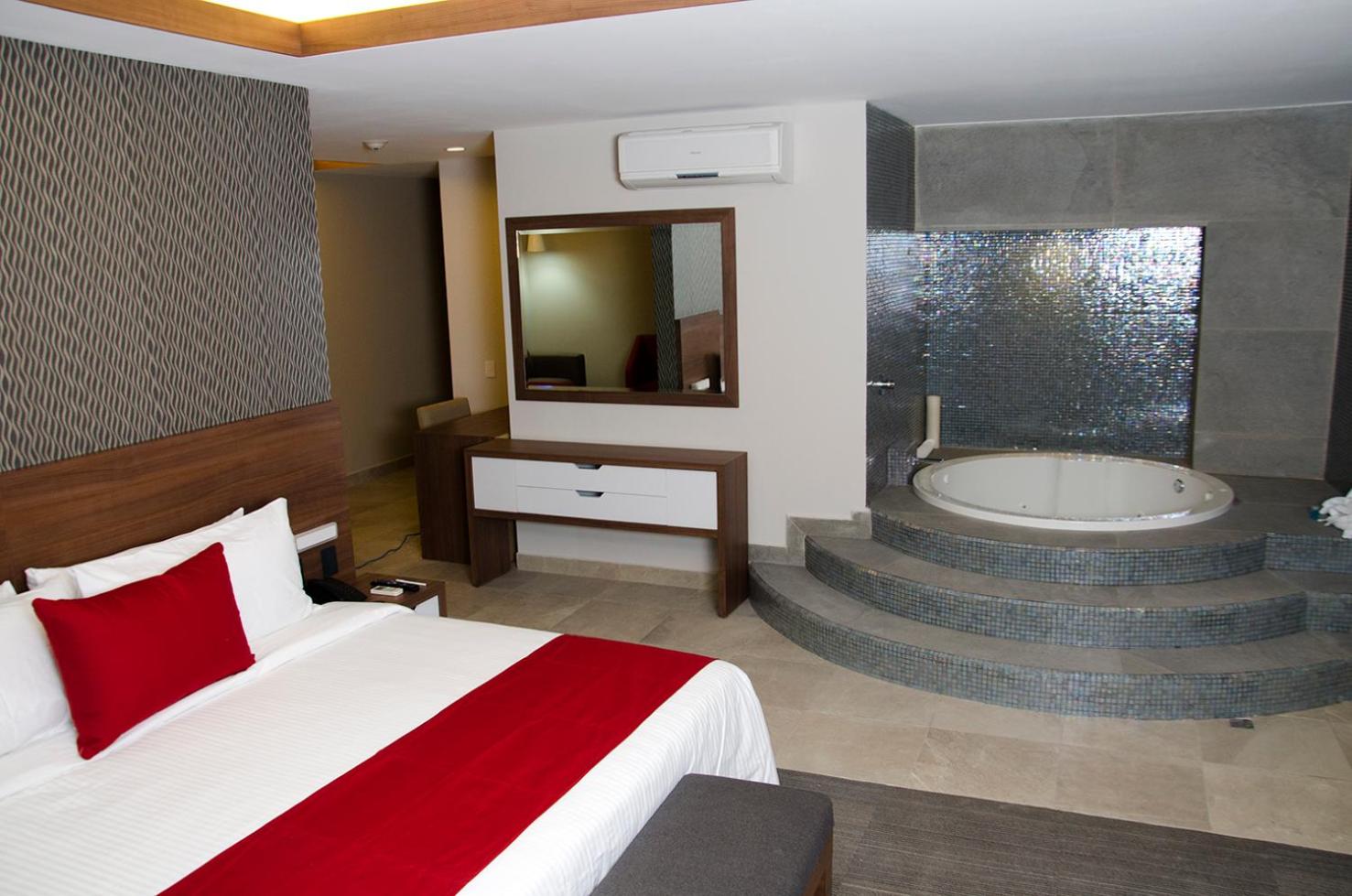 Deluxe Suite with Spa Bath photo 2