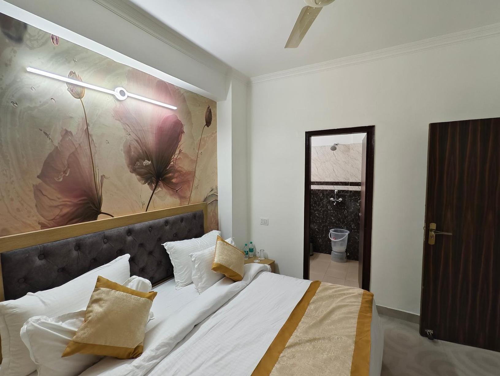One-Bedroom Apartment with Balcony and City View - Photo 8