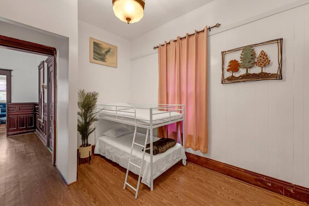 Three-Bedroom Apartment photo 3