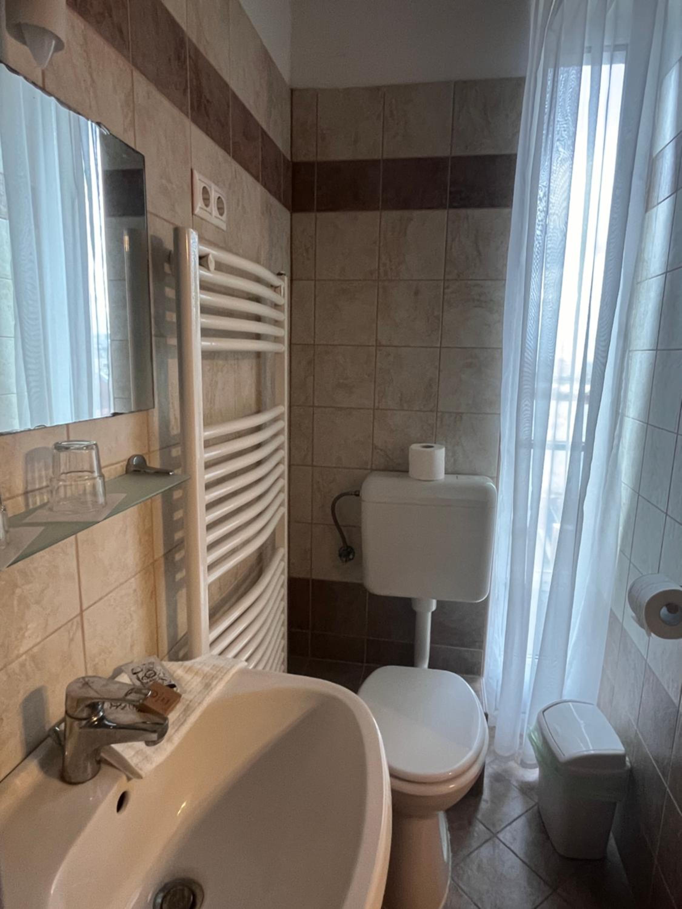Standard Double or Twin Room - Photo 10