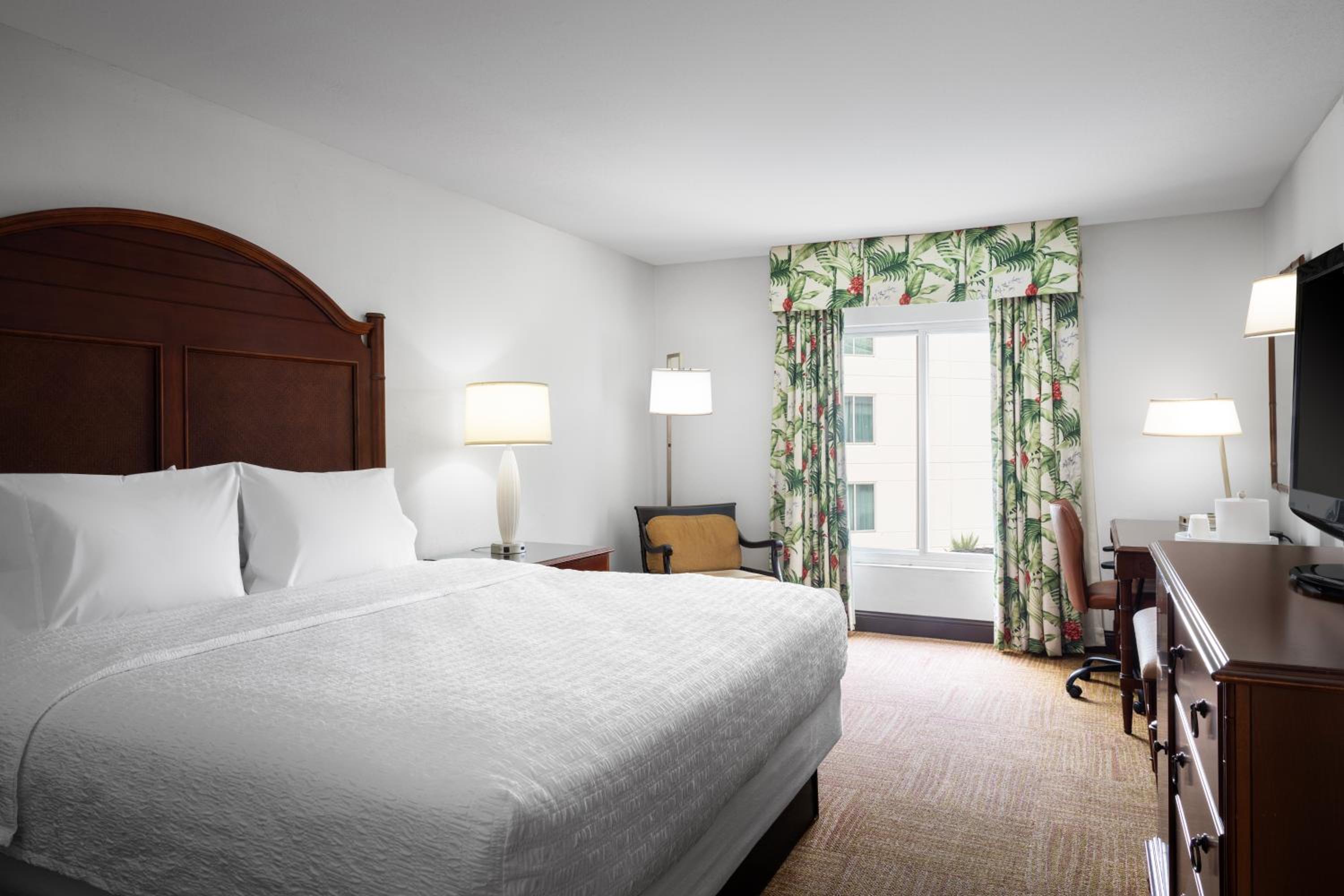 Deluxe King Room with Pool View - Photo 4