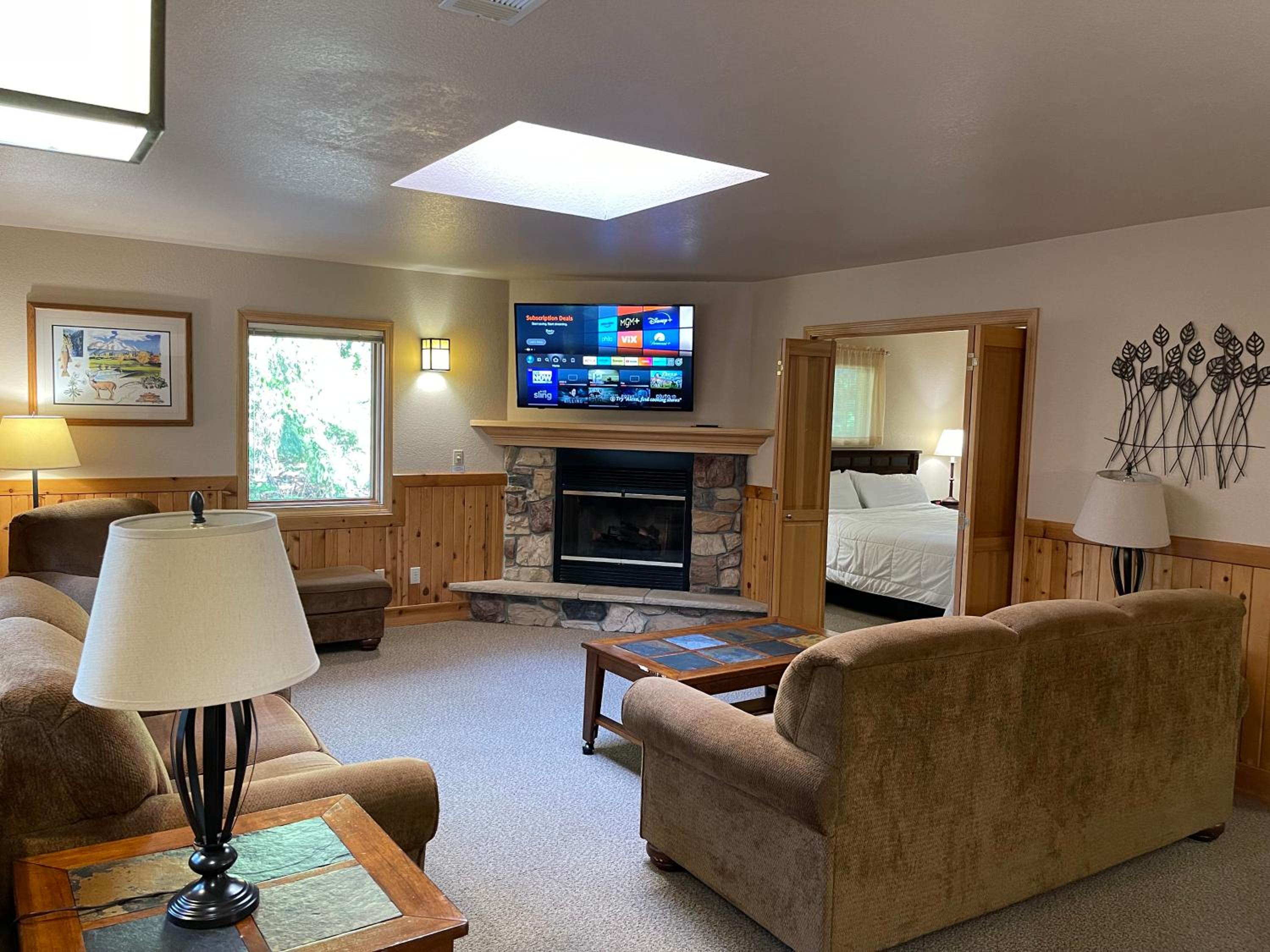 Deluxe One-Bedroom Chalet with Lake View photo 3