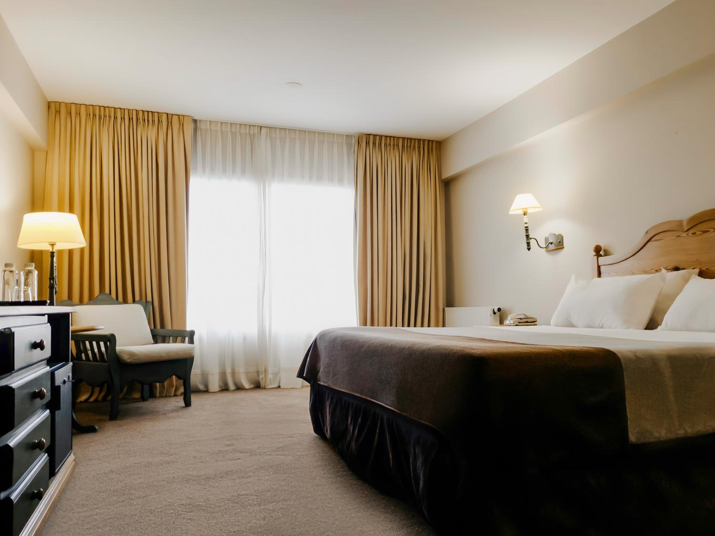 Deluxe King Suite thumbnail 5
