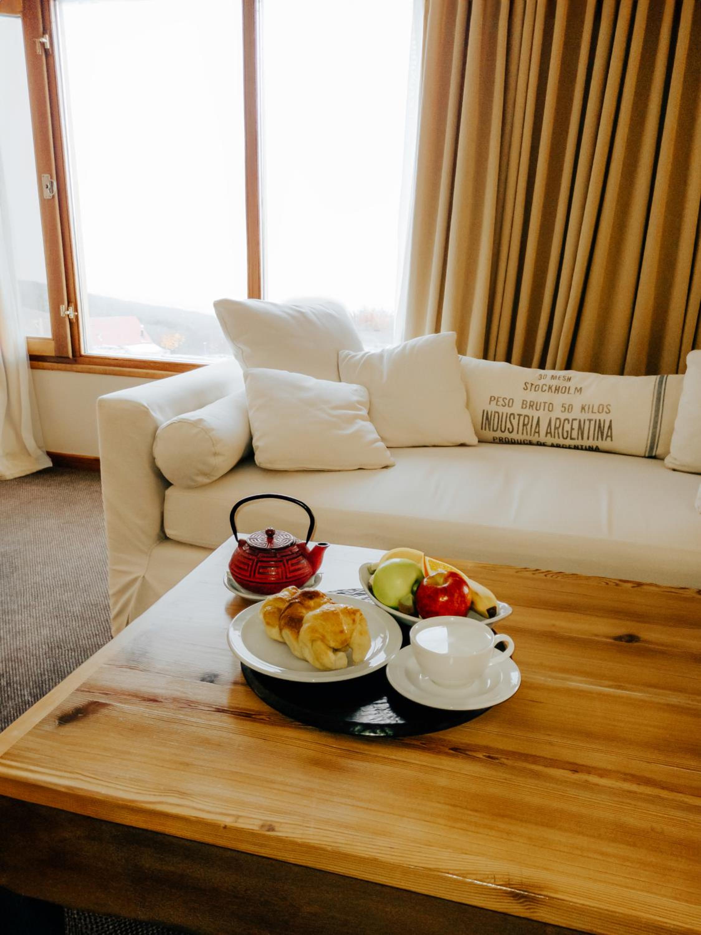 Junior King Suite with Glacier View thumbnail 6