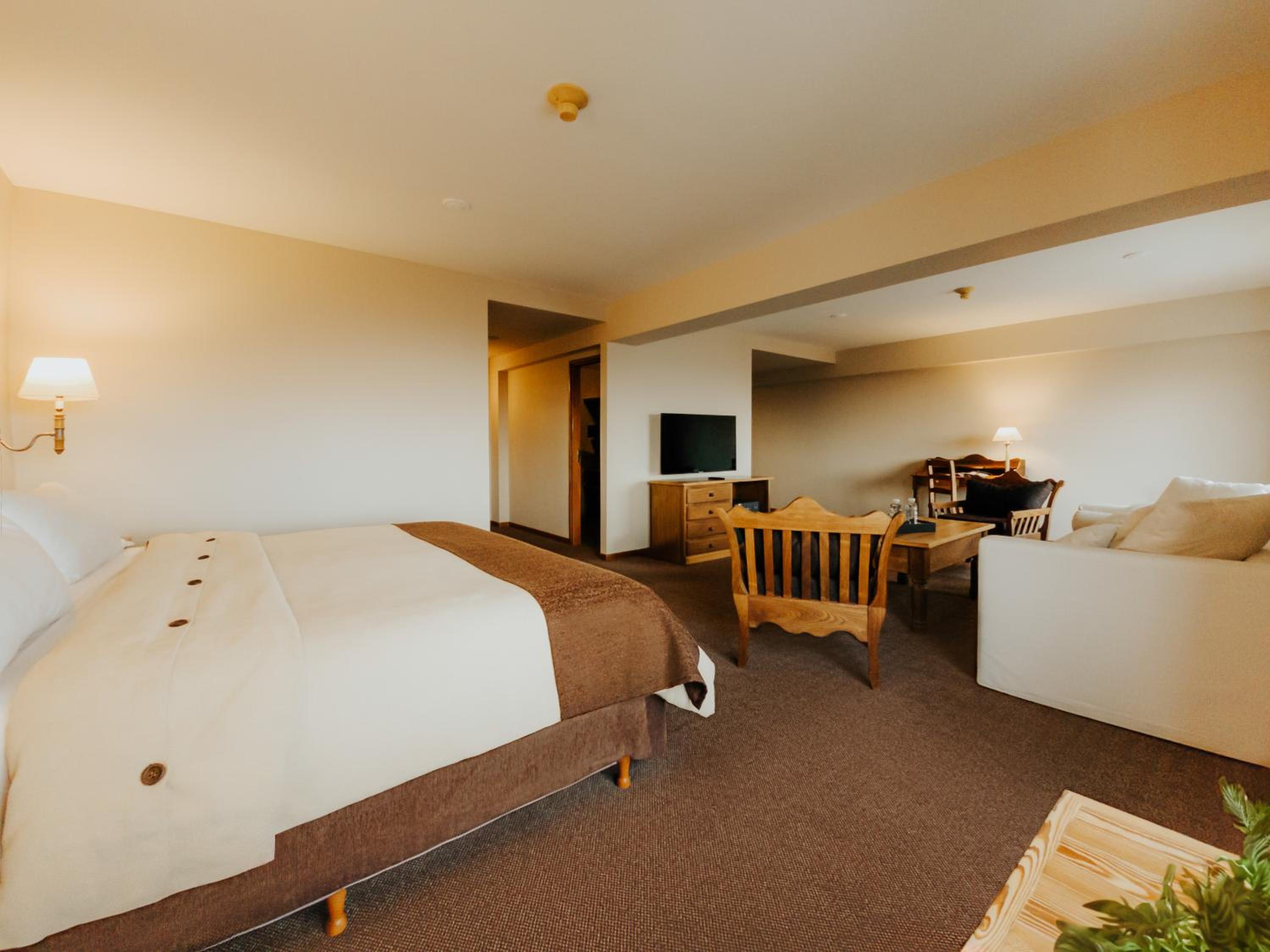 Junior King Suite with Bay View thumbnail 6