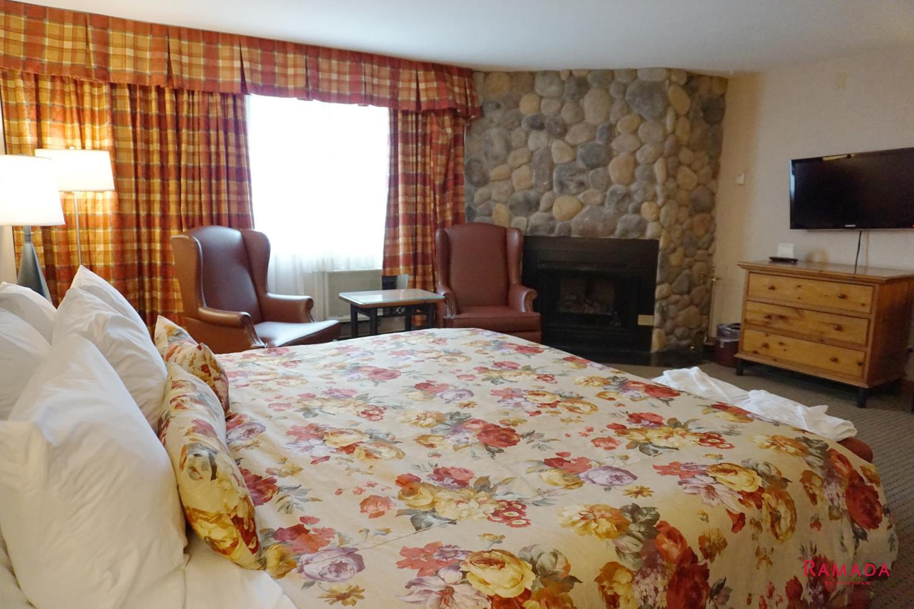 Mountain Lodge Studio King Suite - Non-Smoking - Photo 1