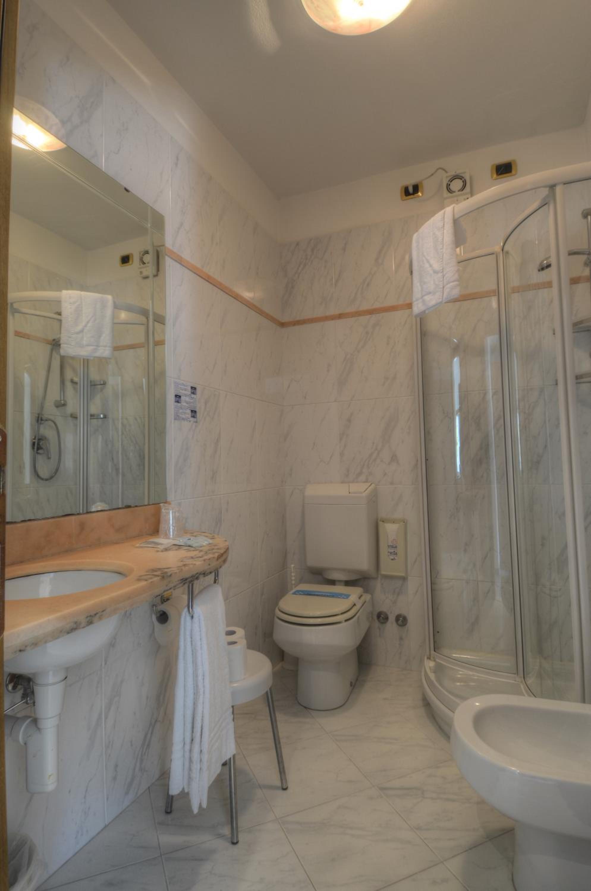 Double Room - Photo 7