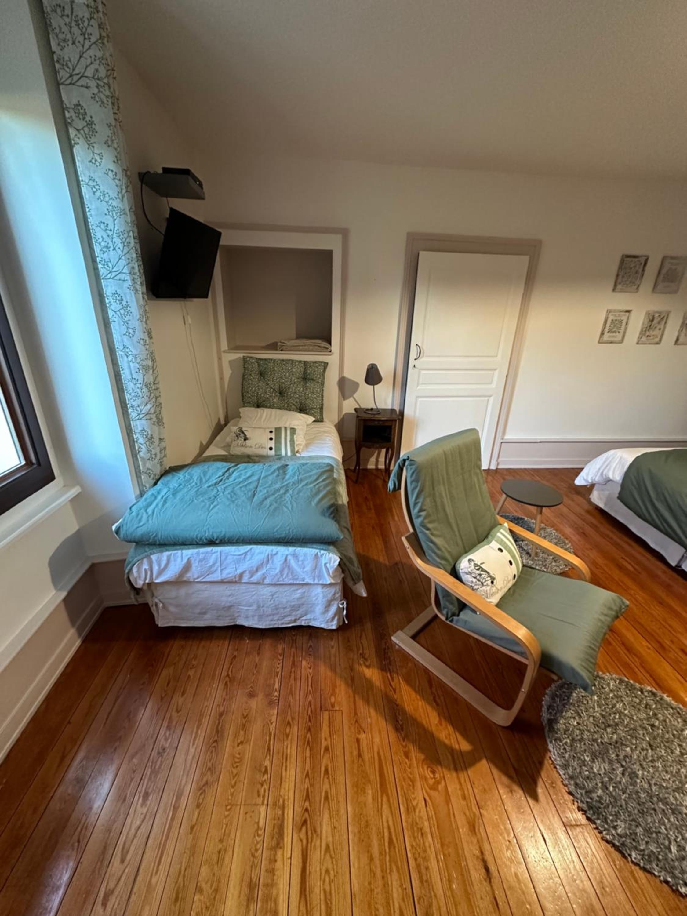 Six-Bedroom House photo 2