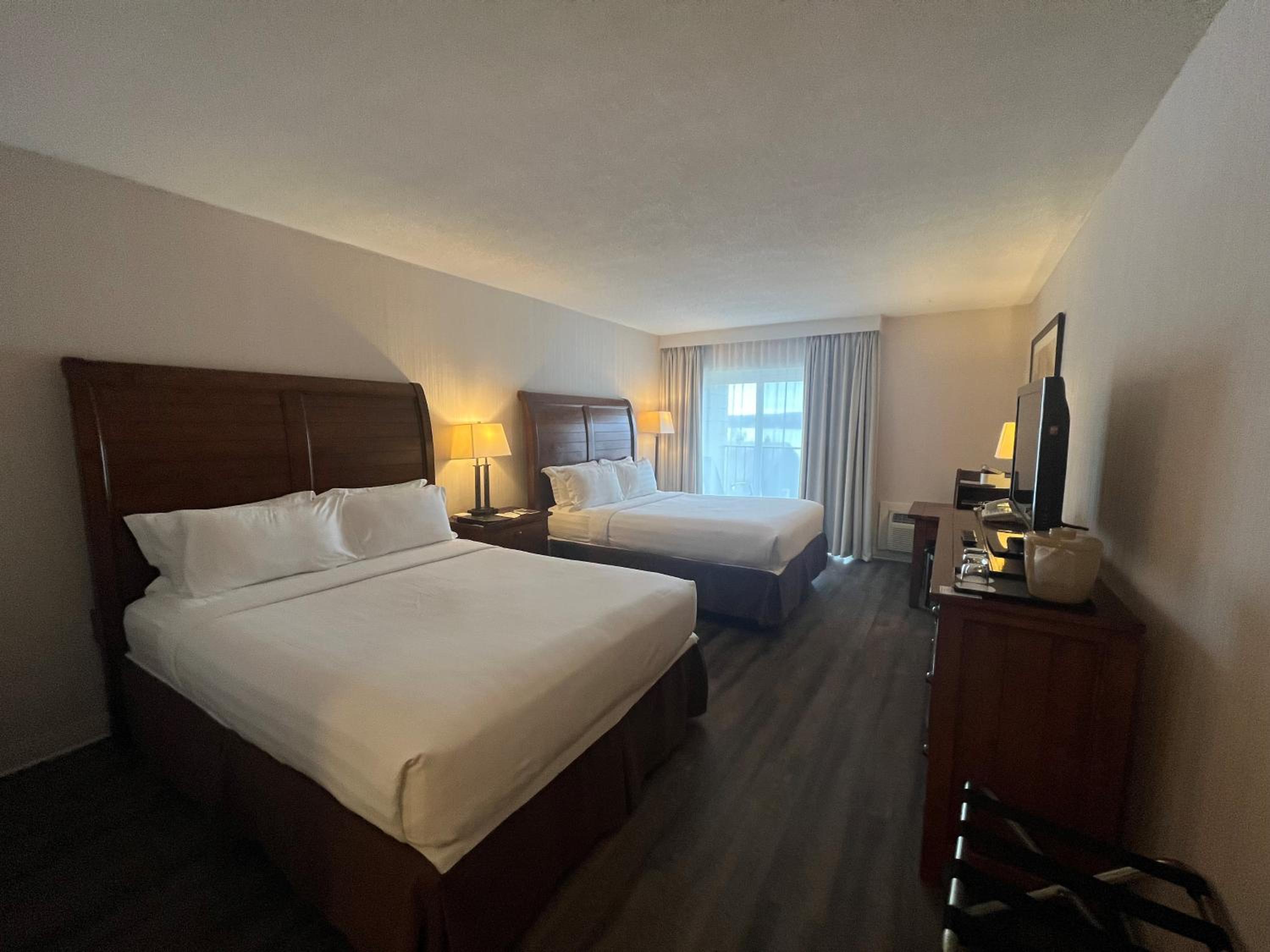 Queen Room with Two Queen Beds and Balcony - Non-Smoking - Photo 2