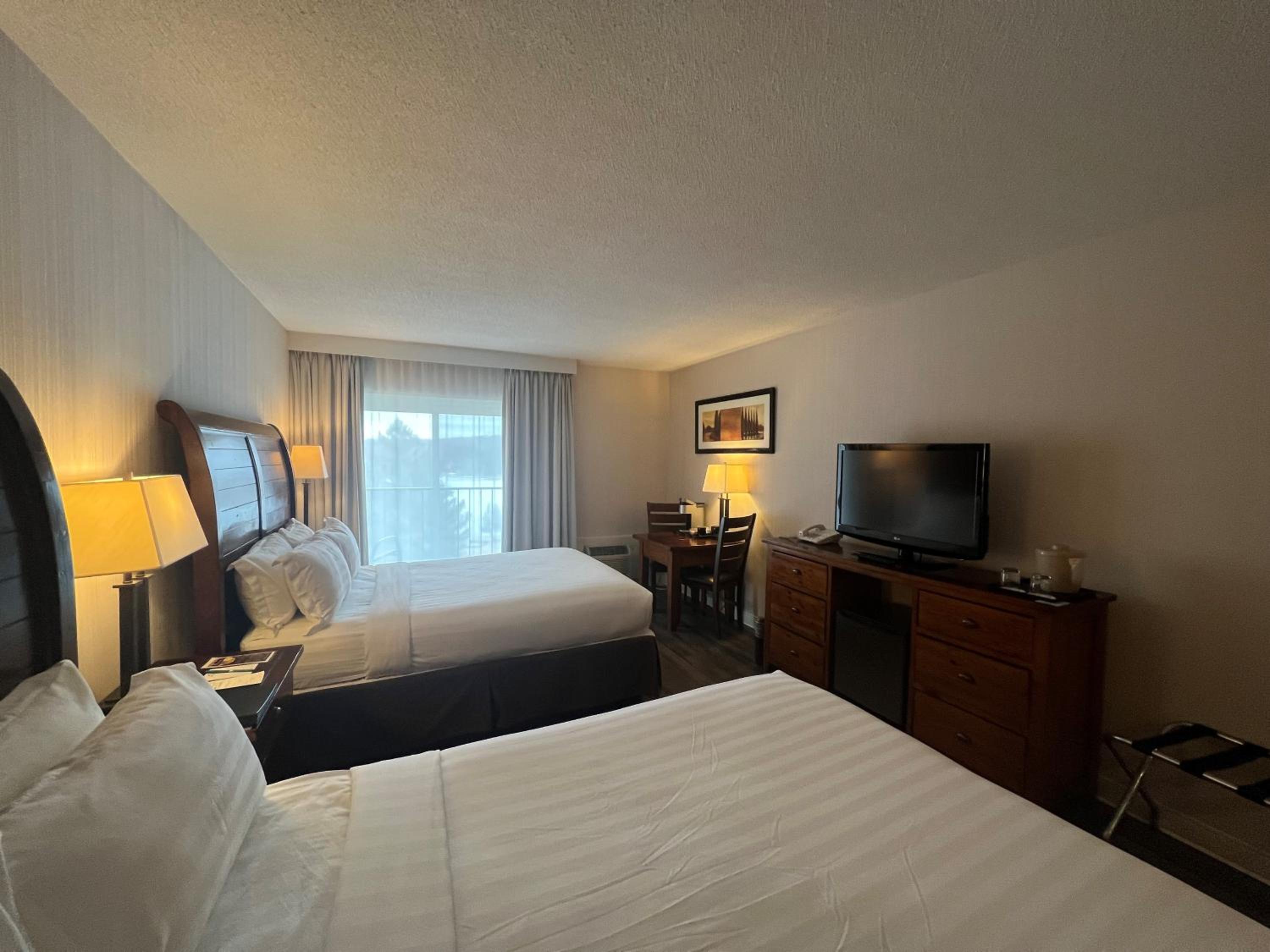 Queen Room with Two Queen Beds and Balcony - Non-Smoking - Photo 3