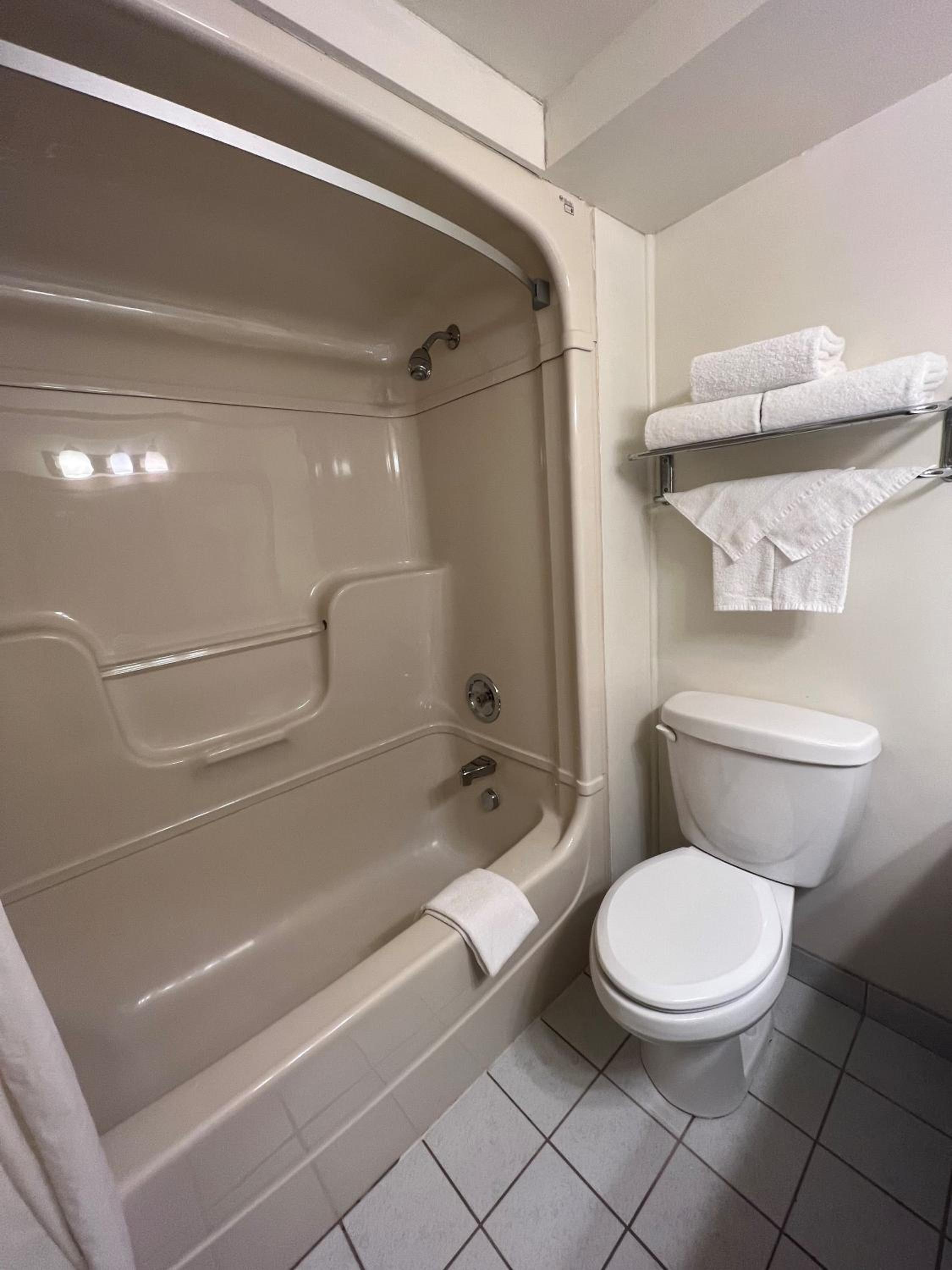 Queen Room with Two Queen Beds and Balcony - Non-Smoking - Photo 7