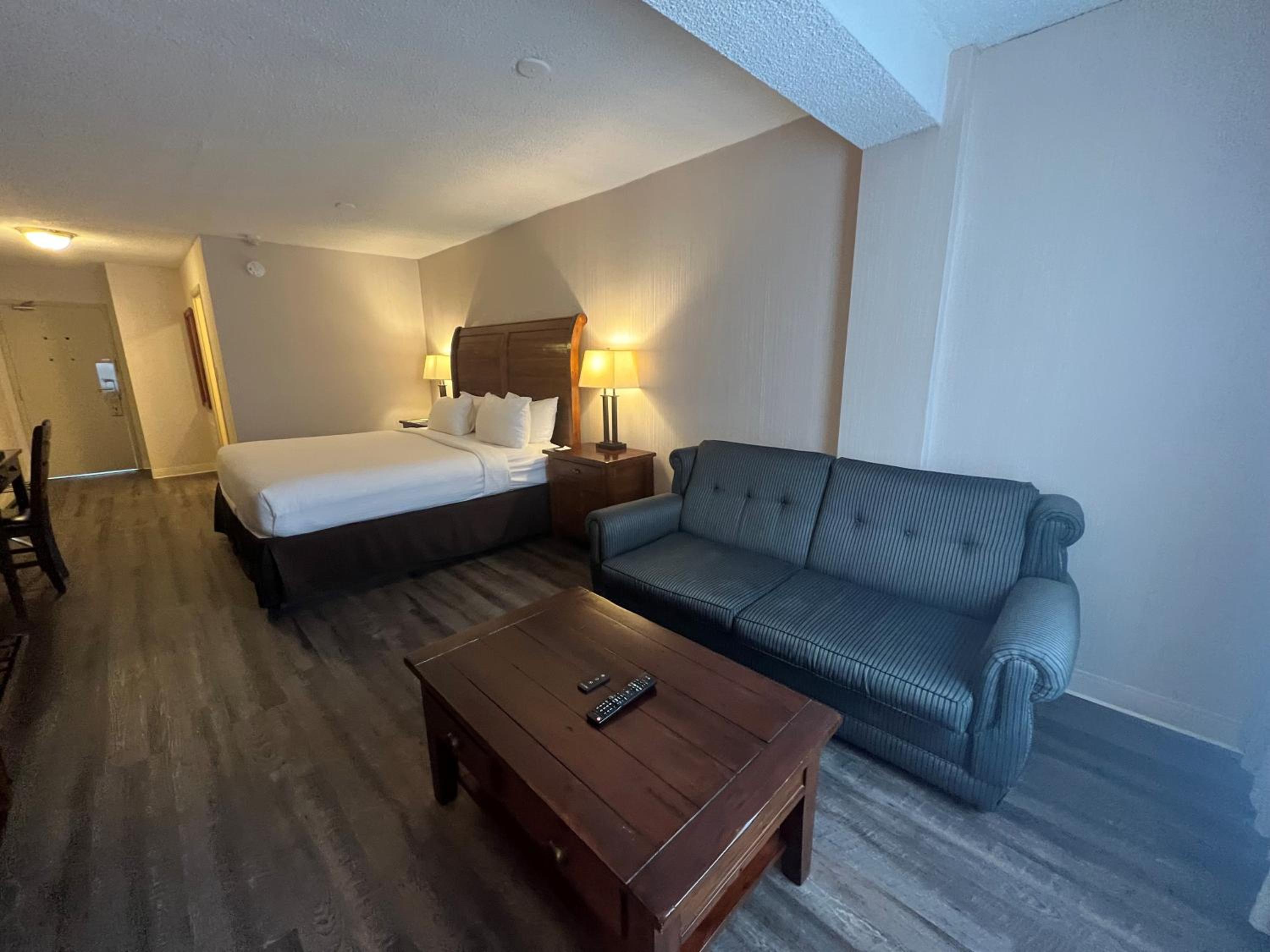 King Room - Non-Smoking - Photo 2