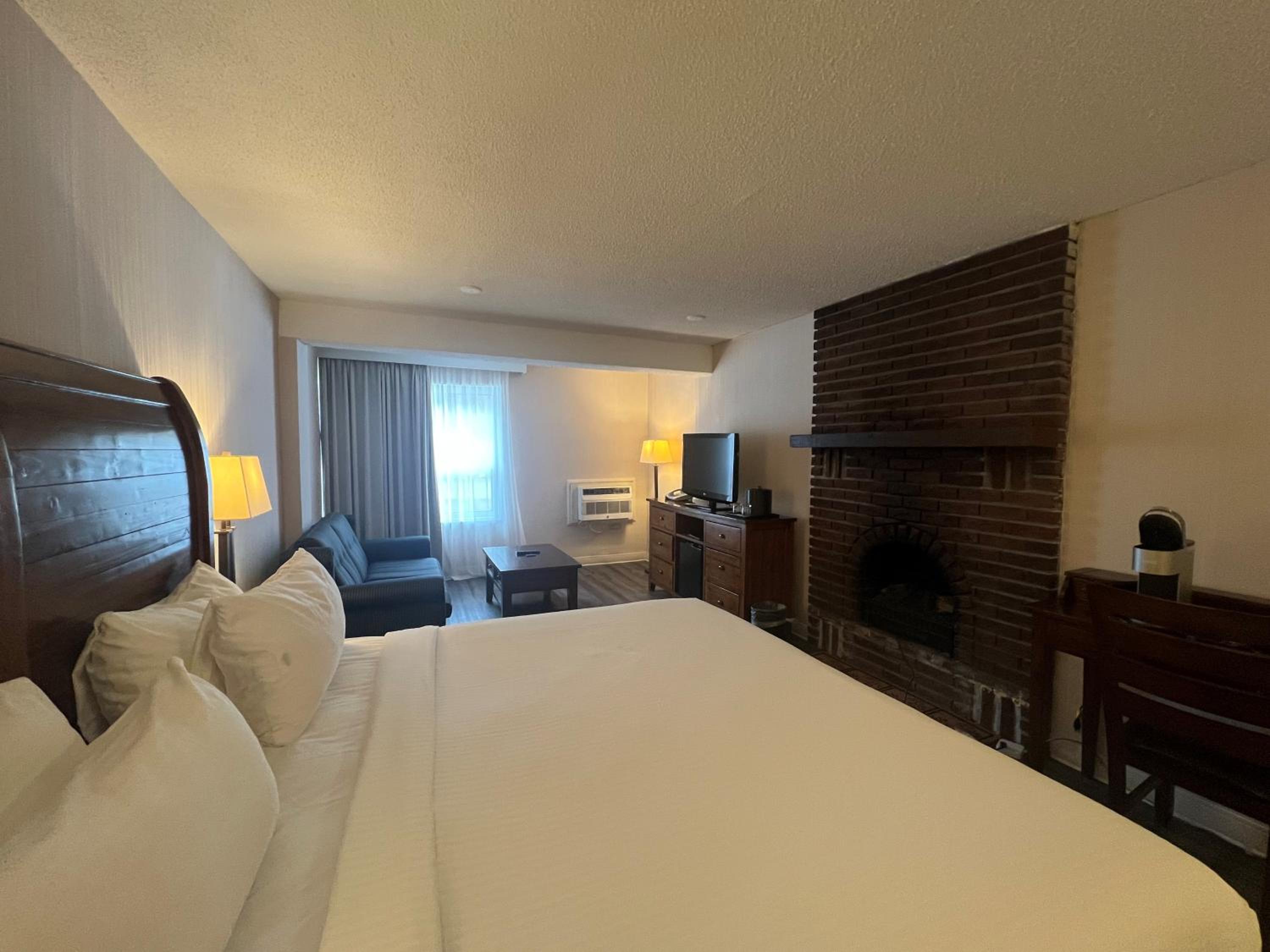 King Room - Non-Smoking - Photo 3